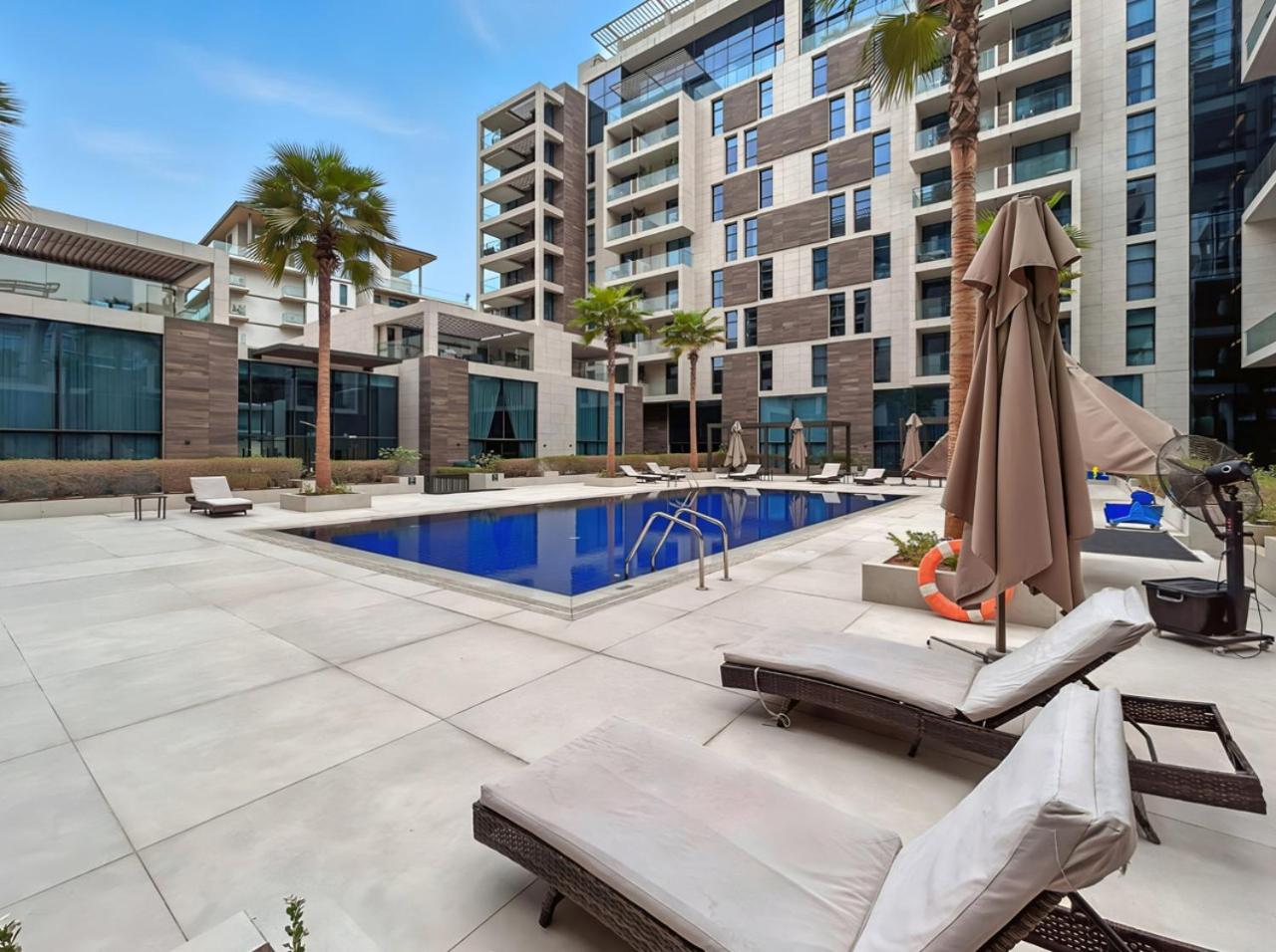 Stylish 1BR with Work Desk, Pool and Gym