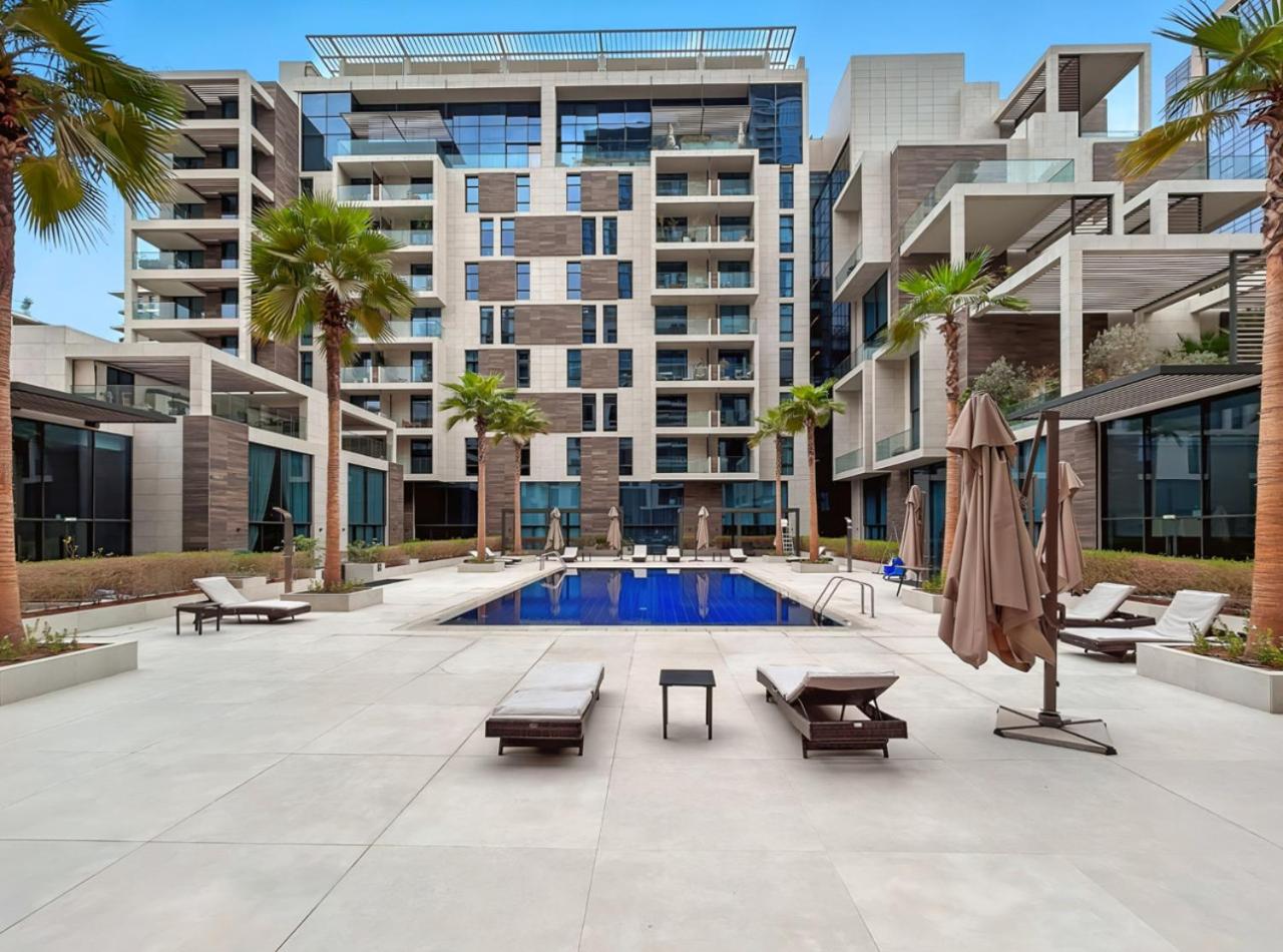 Stylish 1BR with Work Desk, Pool and Gym