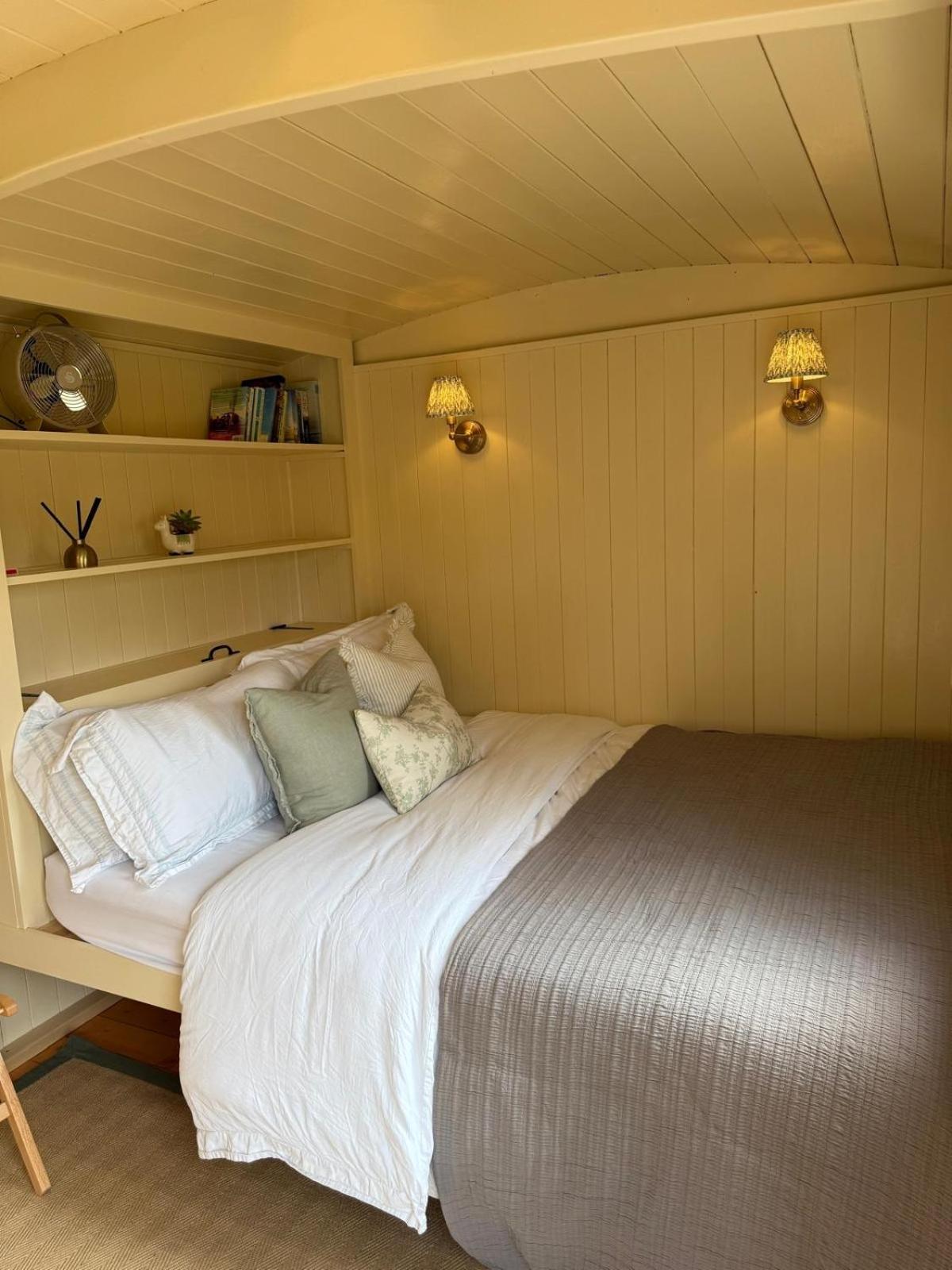 Cosy Shepherd Hut