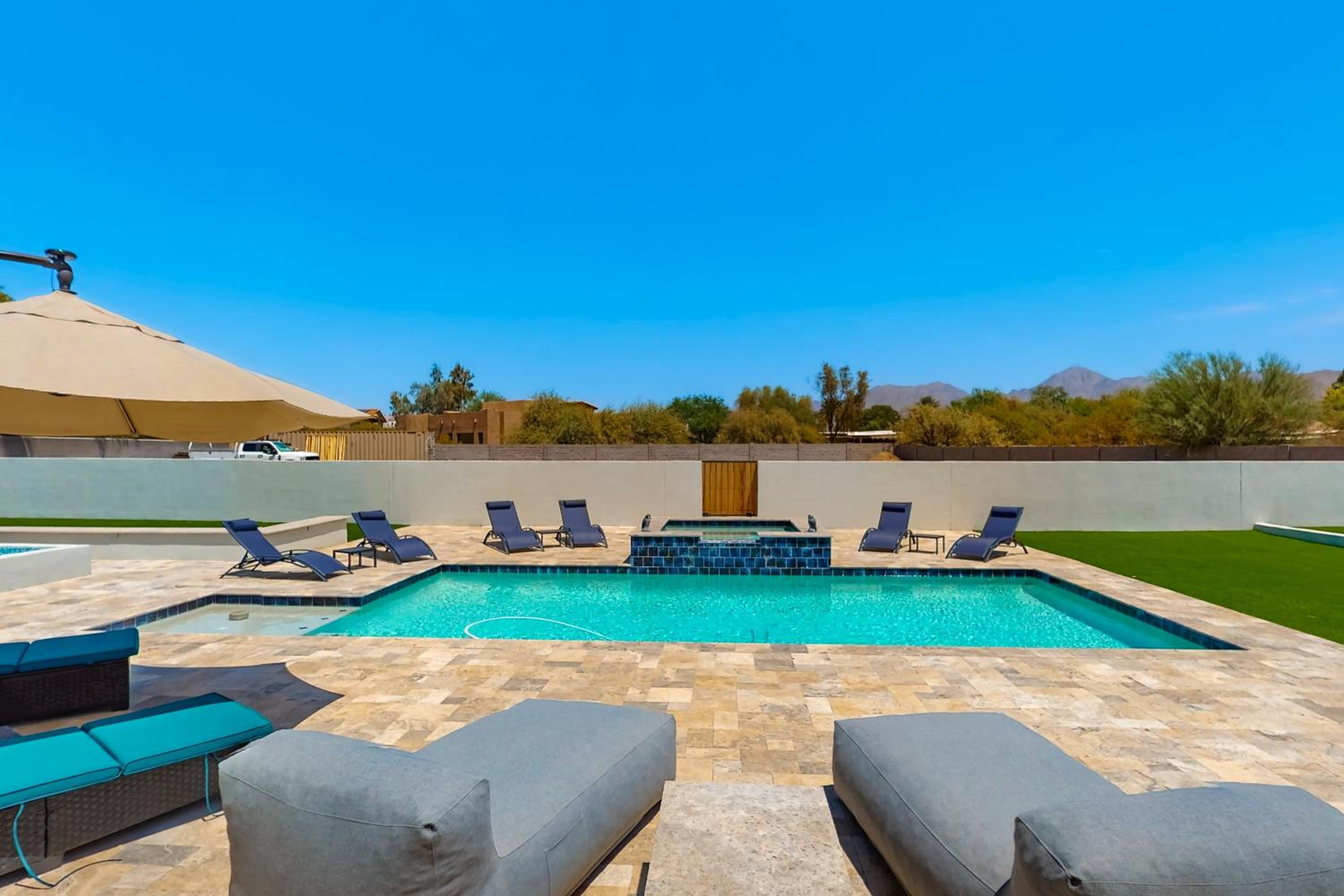 Practice Putts and Lounge Poolside! Scottsdale Home