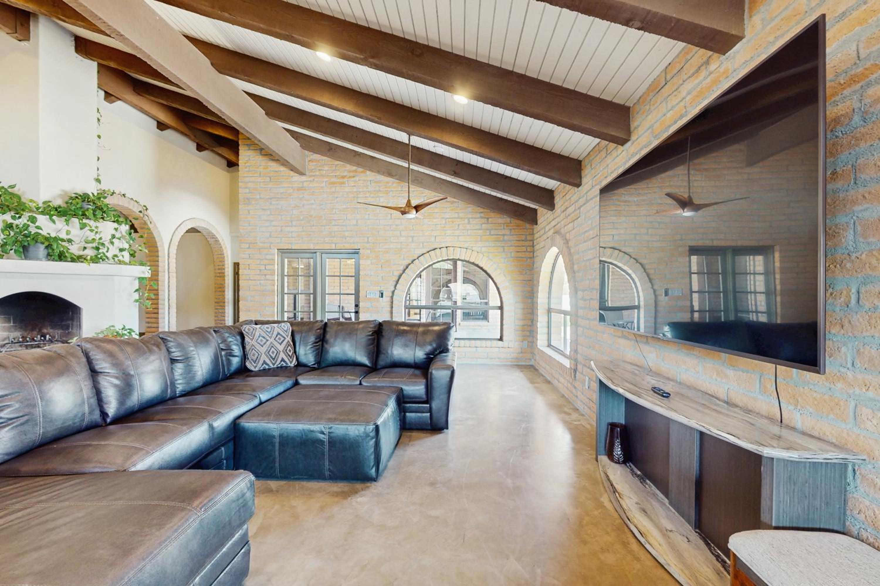 Practice Putts and Lounge Poolside! Scottsdale Home