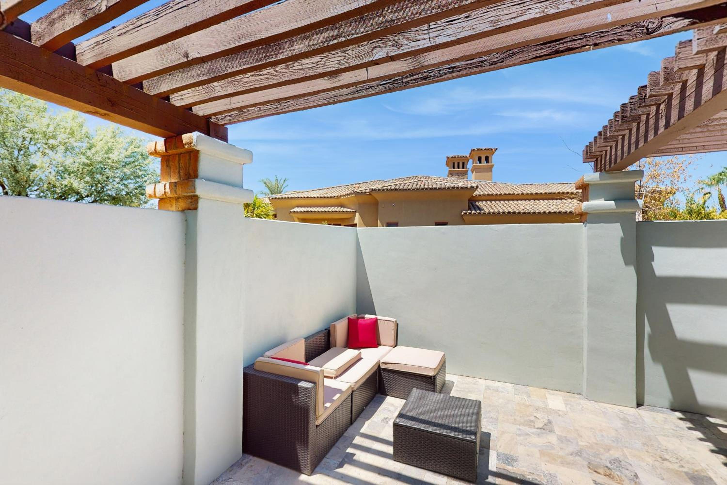 Practice Putts and Lounge Poolside! Scottsdale Home