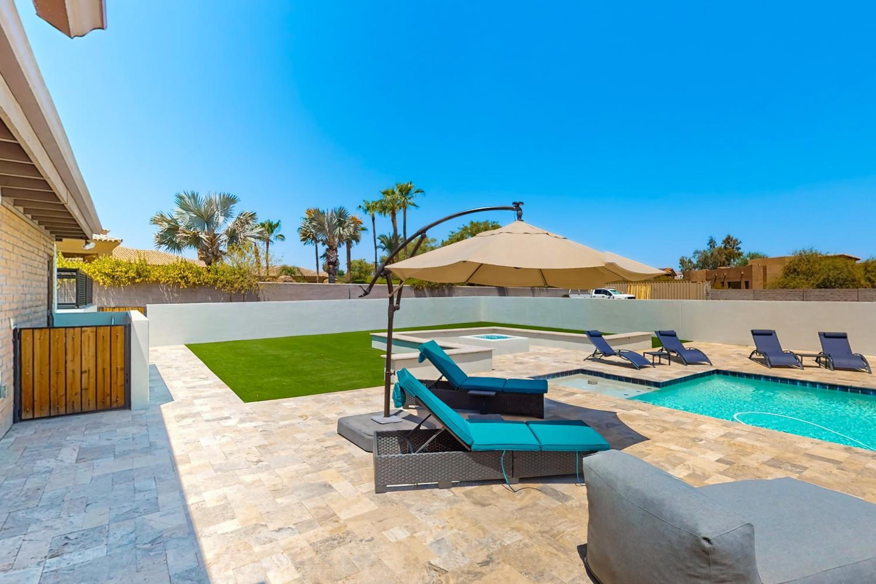 Practice Putts and Lounge Poolside! Scottsdale Home