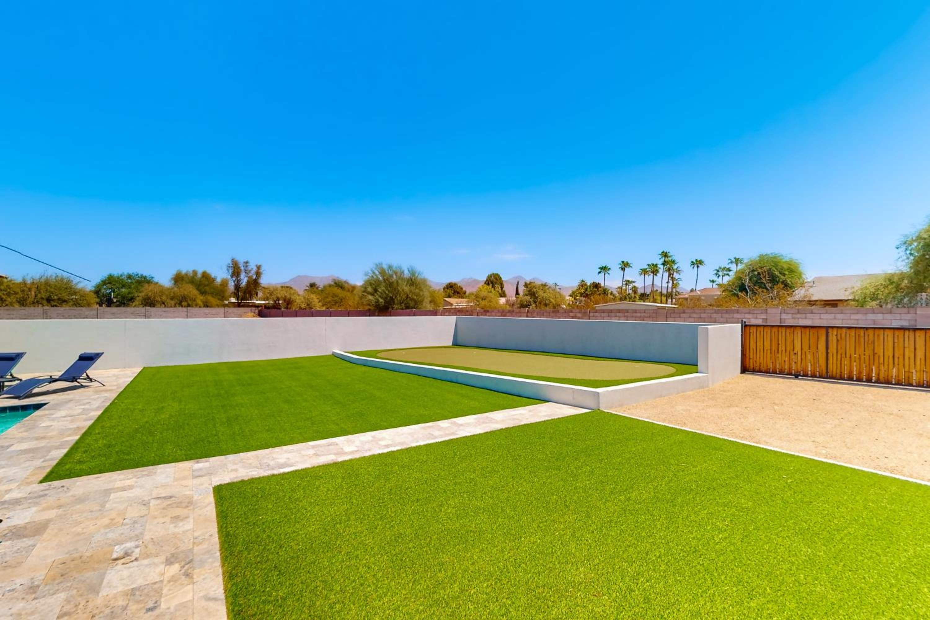 Practice Putts and Lounge Poolside! Scottsdale Home