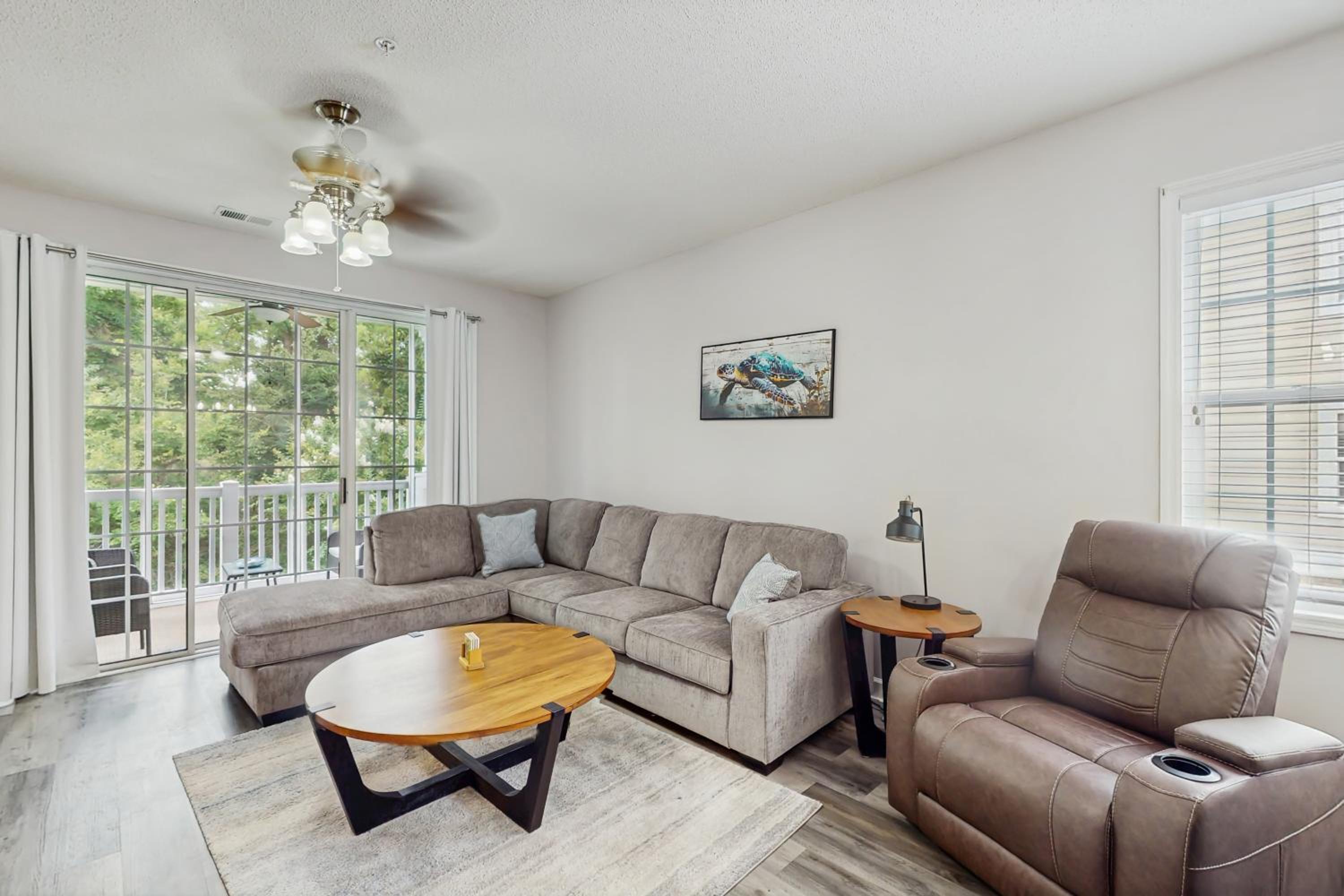 Pool and Tennis! Updated Barefoot Resort Condo