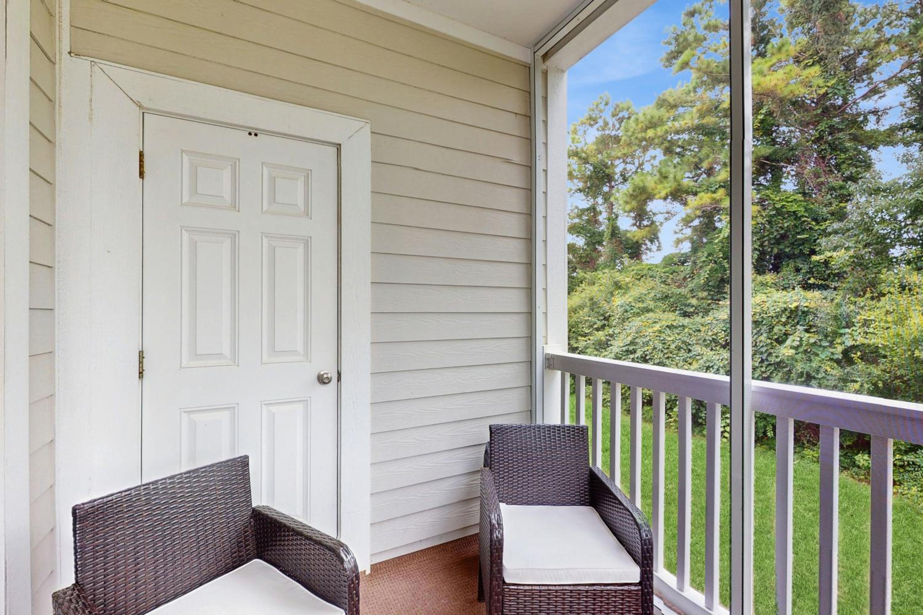 Pool and Tennis! Updated Barefoot Resort Condo