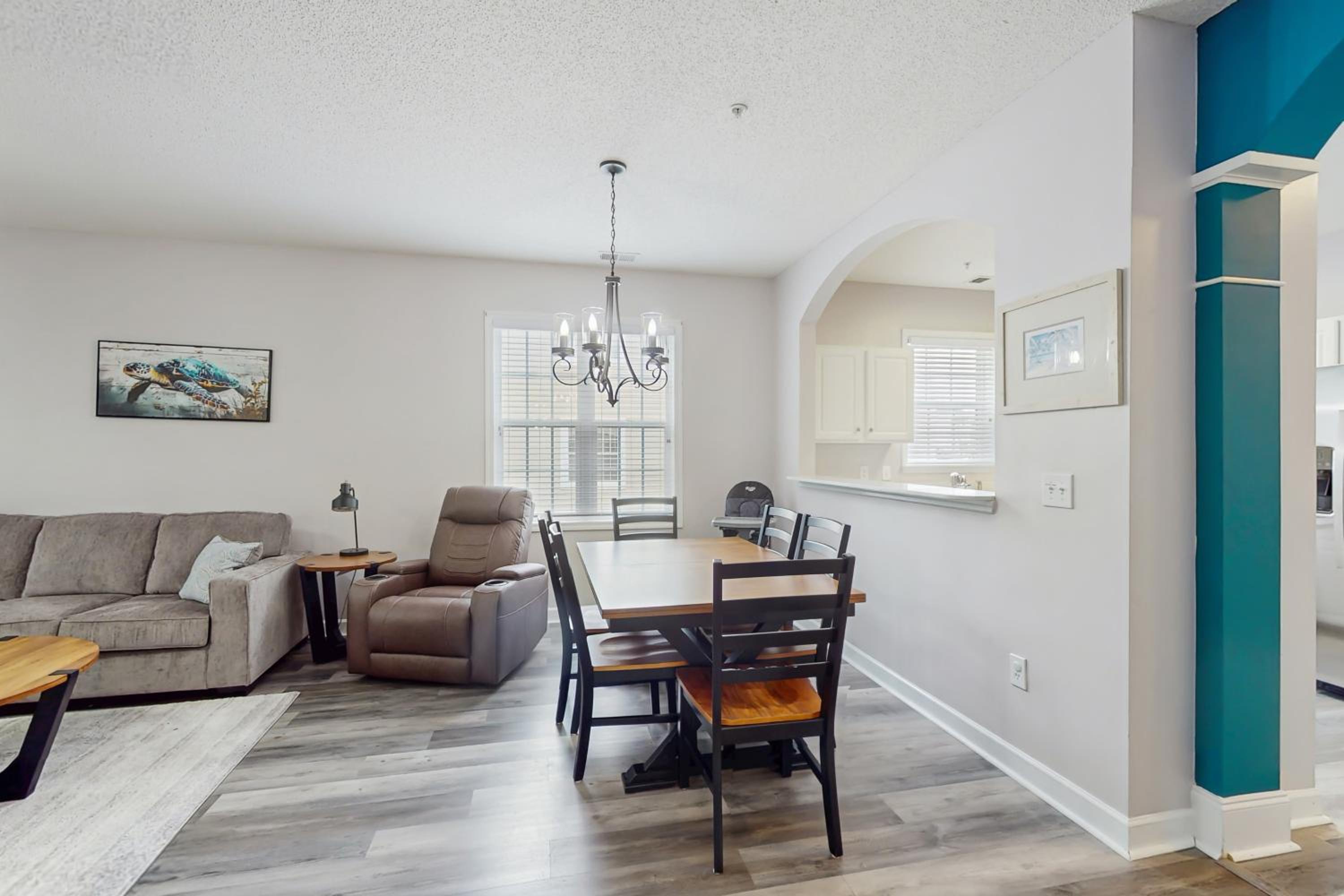 Pool and Tennis! Updated Barefoot Resort Condo