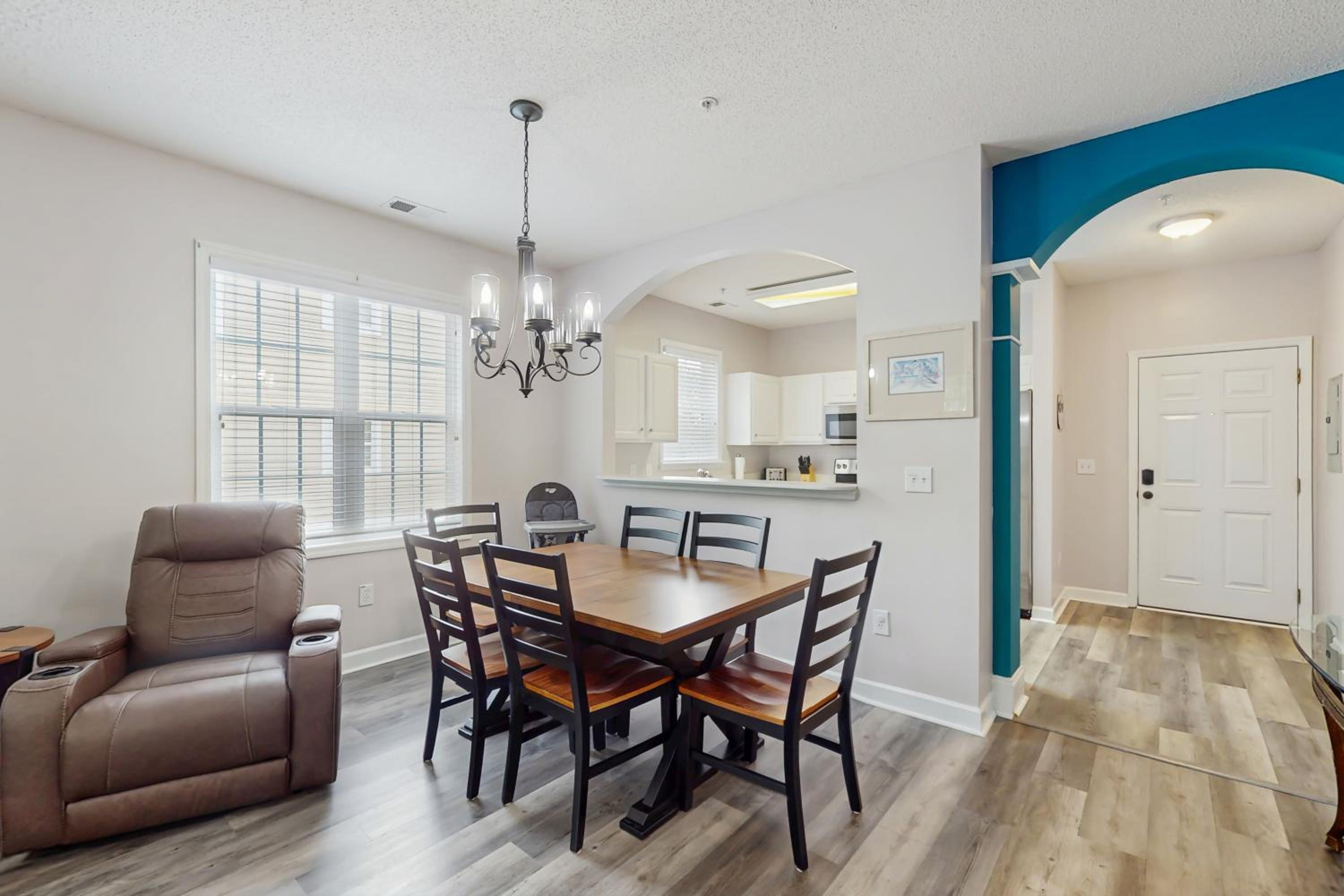 Pool and Tennis! Updated Barefoot Resort Condo
