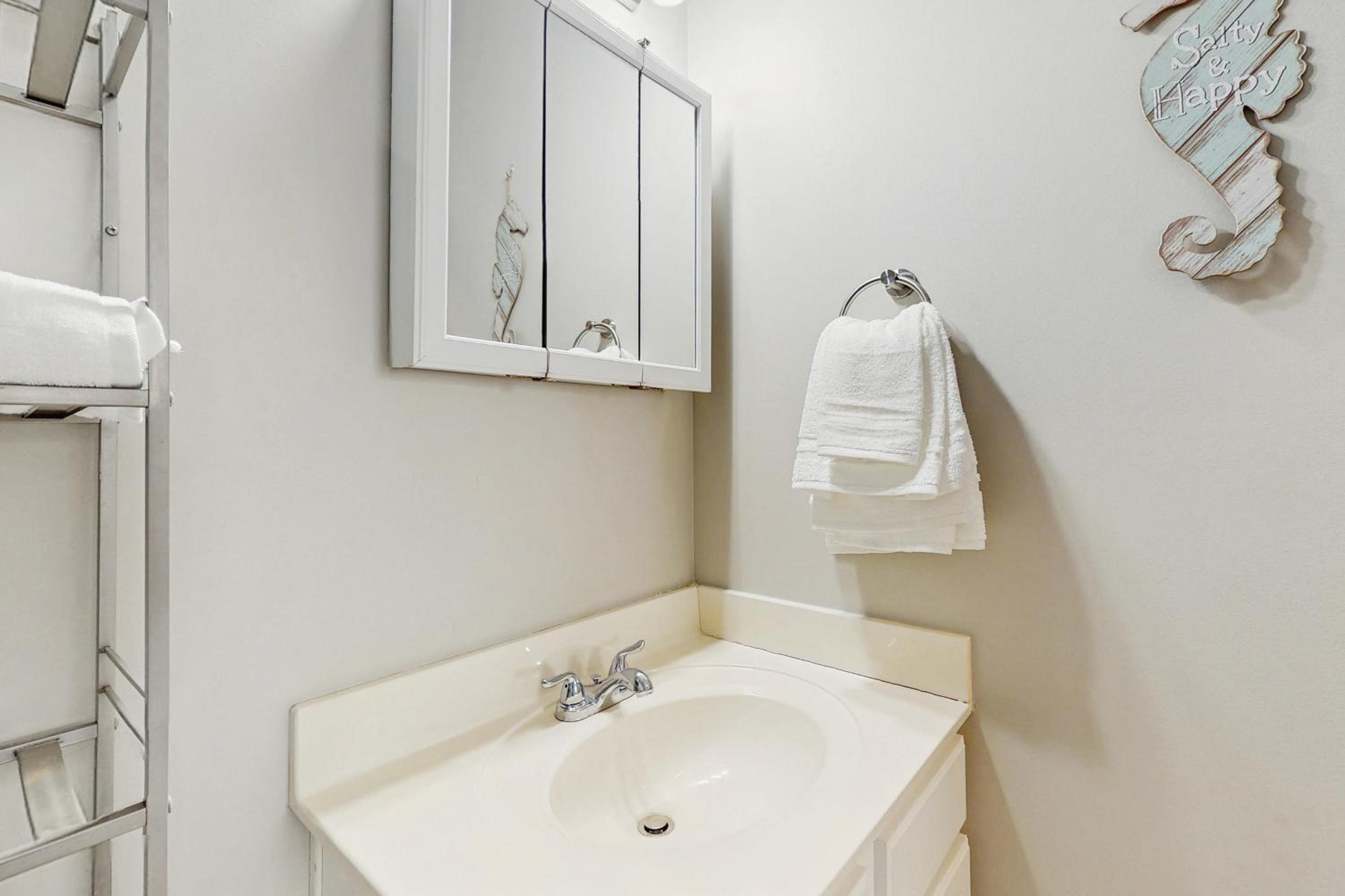 Pool and Tennis! Updated Barefoot Resort Condo