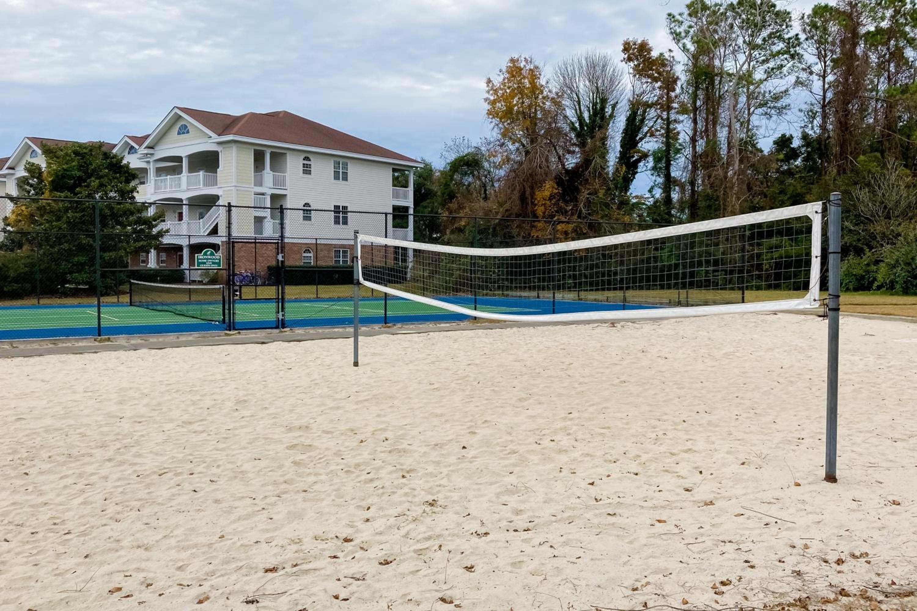Pool and Tennis! Updated Barefoot Resort Condo