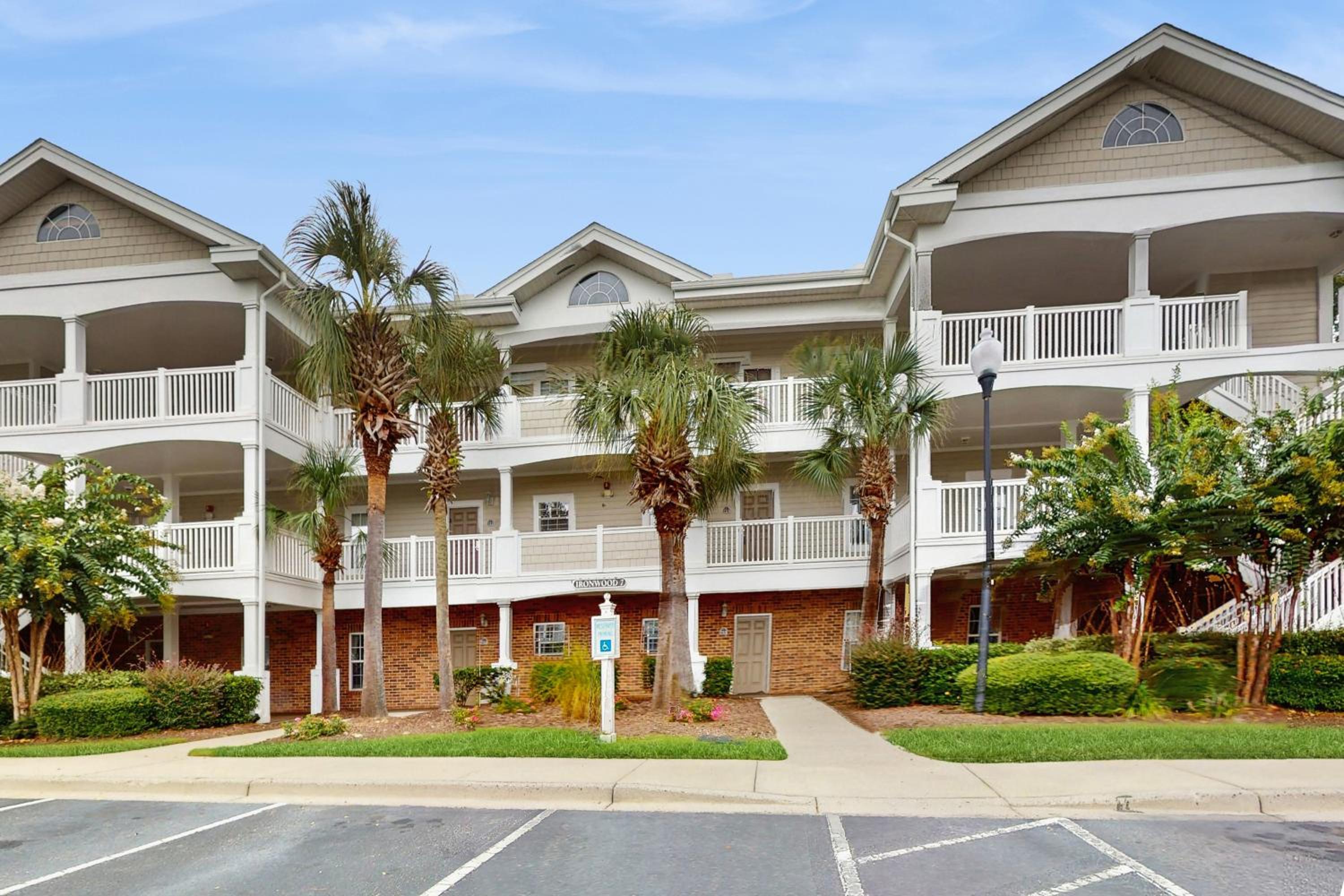 Pool and Tennis! Updated Barefoot Resort Condo