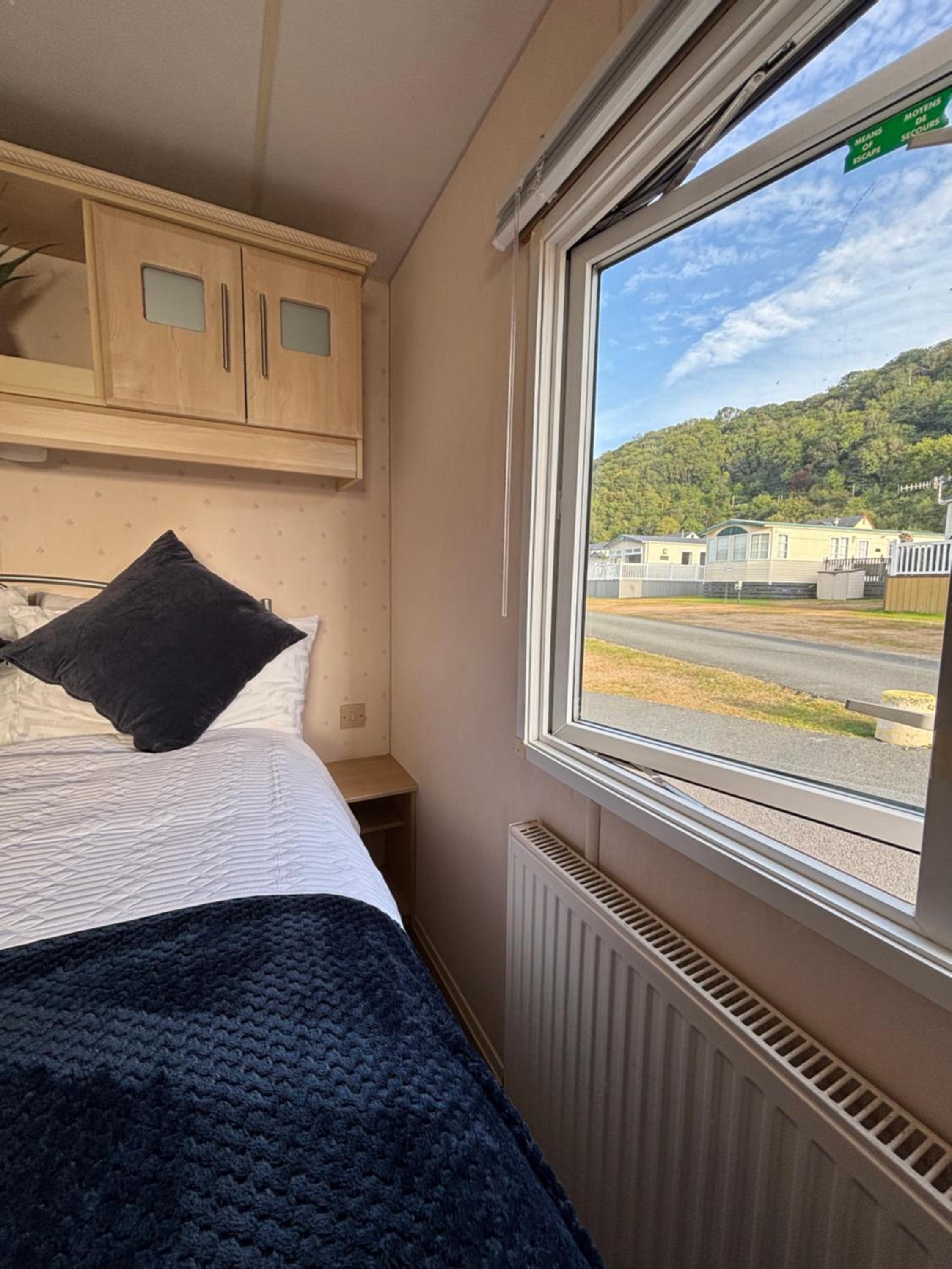 Welsh Bayview Retreat 2-Bed Caravan & 2-Bed Chalet at Clarach Bay Holiday Village