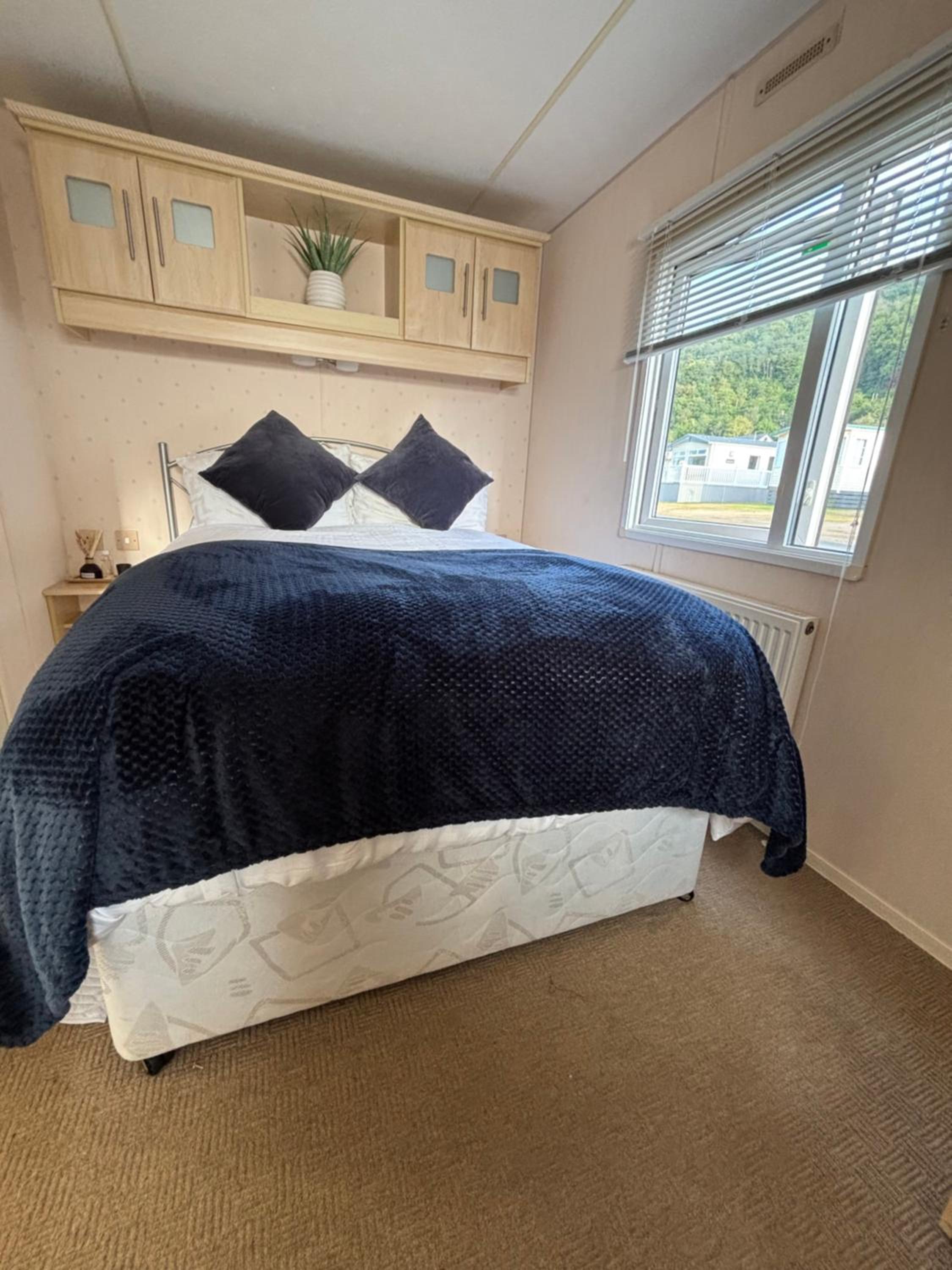 Welsh Bayview Retreat 2-Bed Caravan & 2-Bed Chalet at Clarach Bay Holiday Village