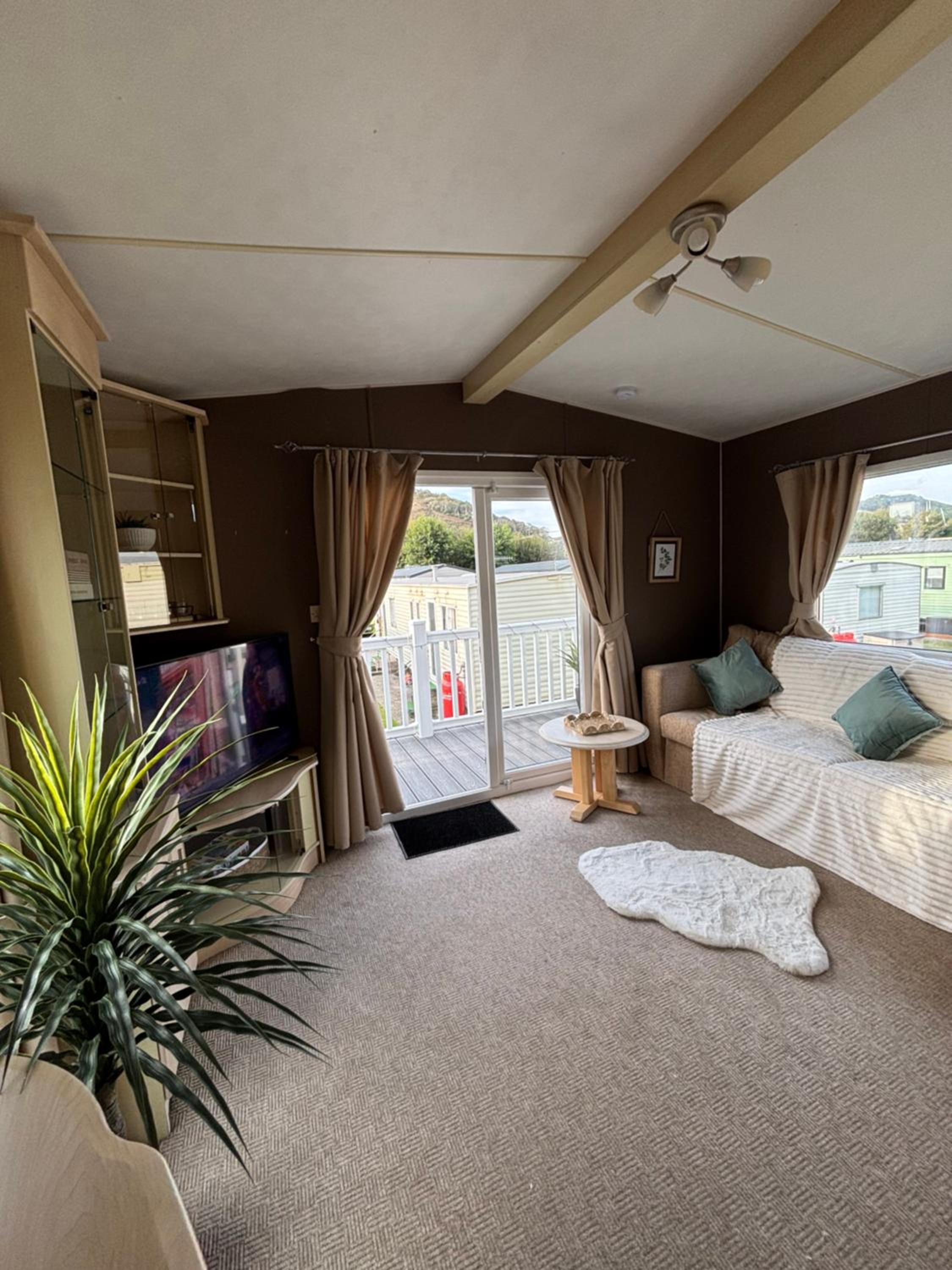 Welsh Bayview Retreat 2-Bed Caravan & 2-Bed Chalet at Clarach Bay Holiday Village