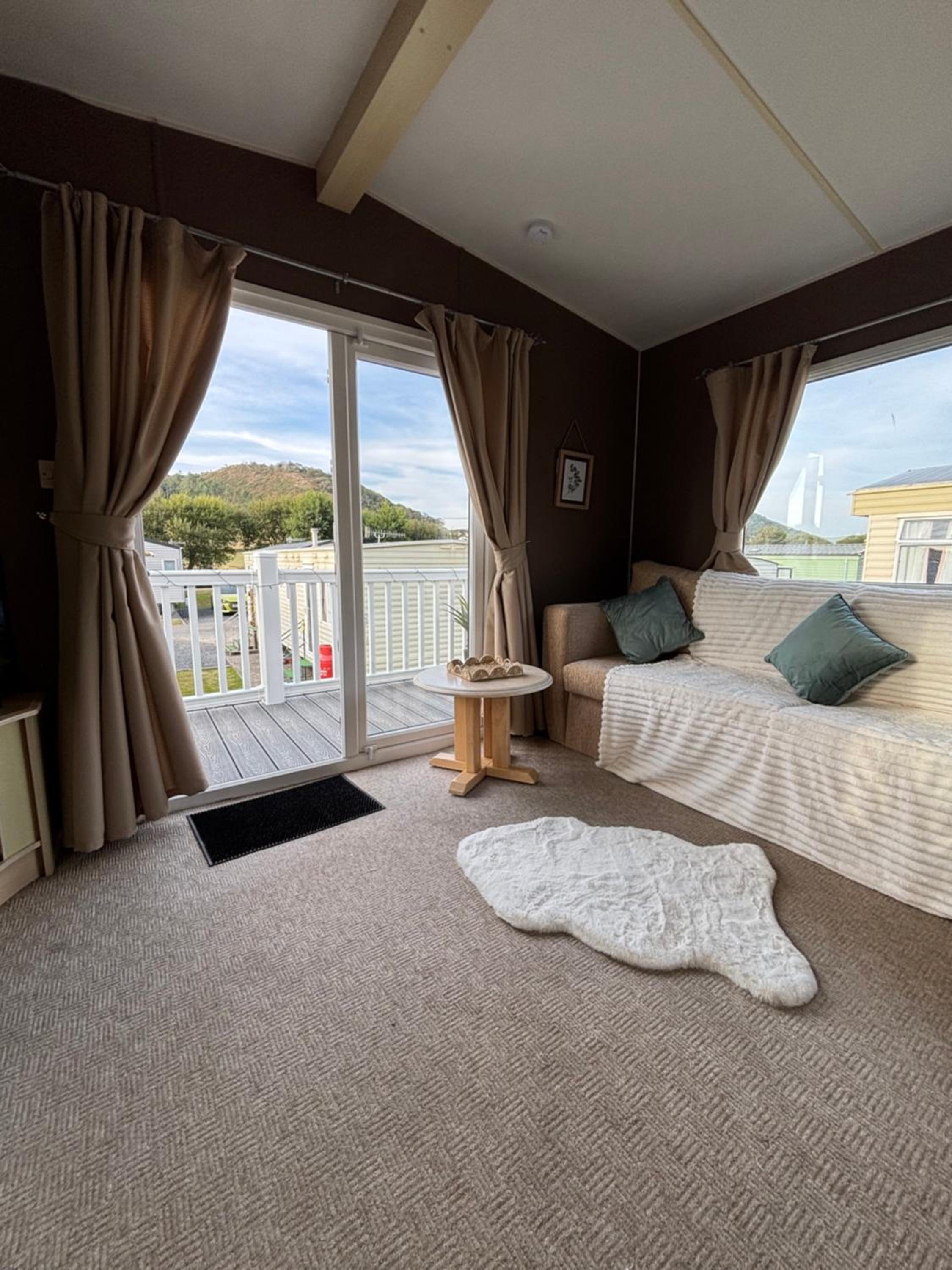 Welsh Bayview Retreat 2-Bed Caravan & 2-Bed Chalet at Clarach Bay Holiday Village