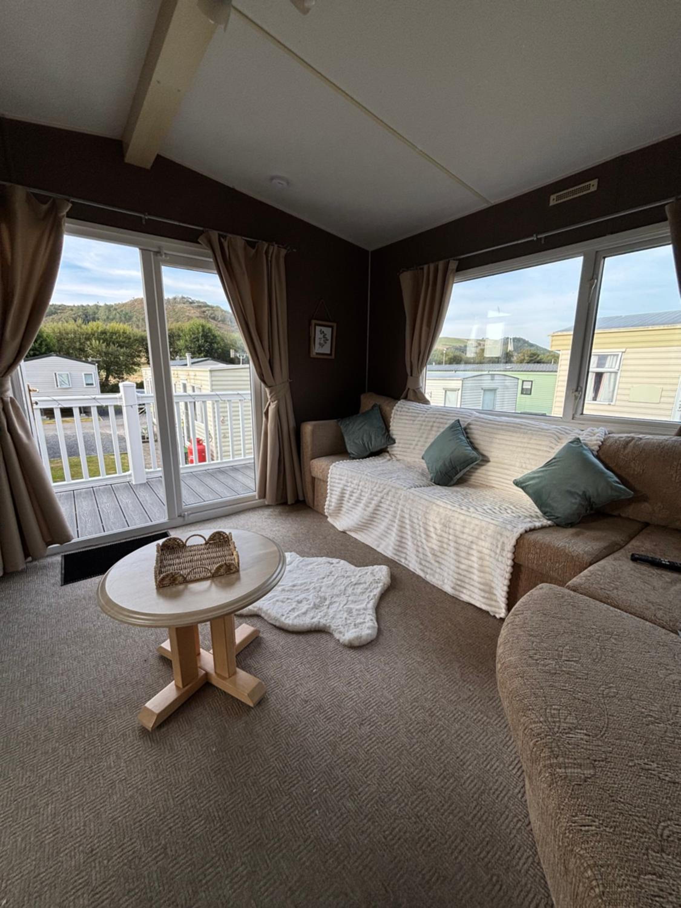 Welsh Bayview Retreat 2-Bed Caravan & 2-Bed Chalet at Clarach Bay Holiday Village