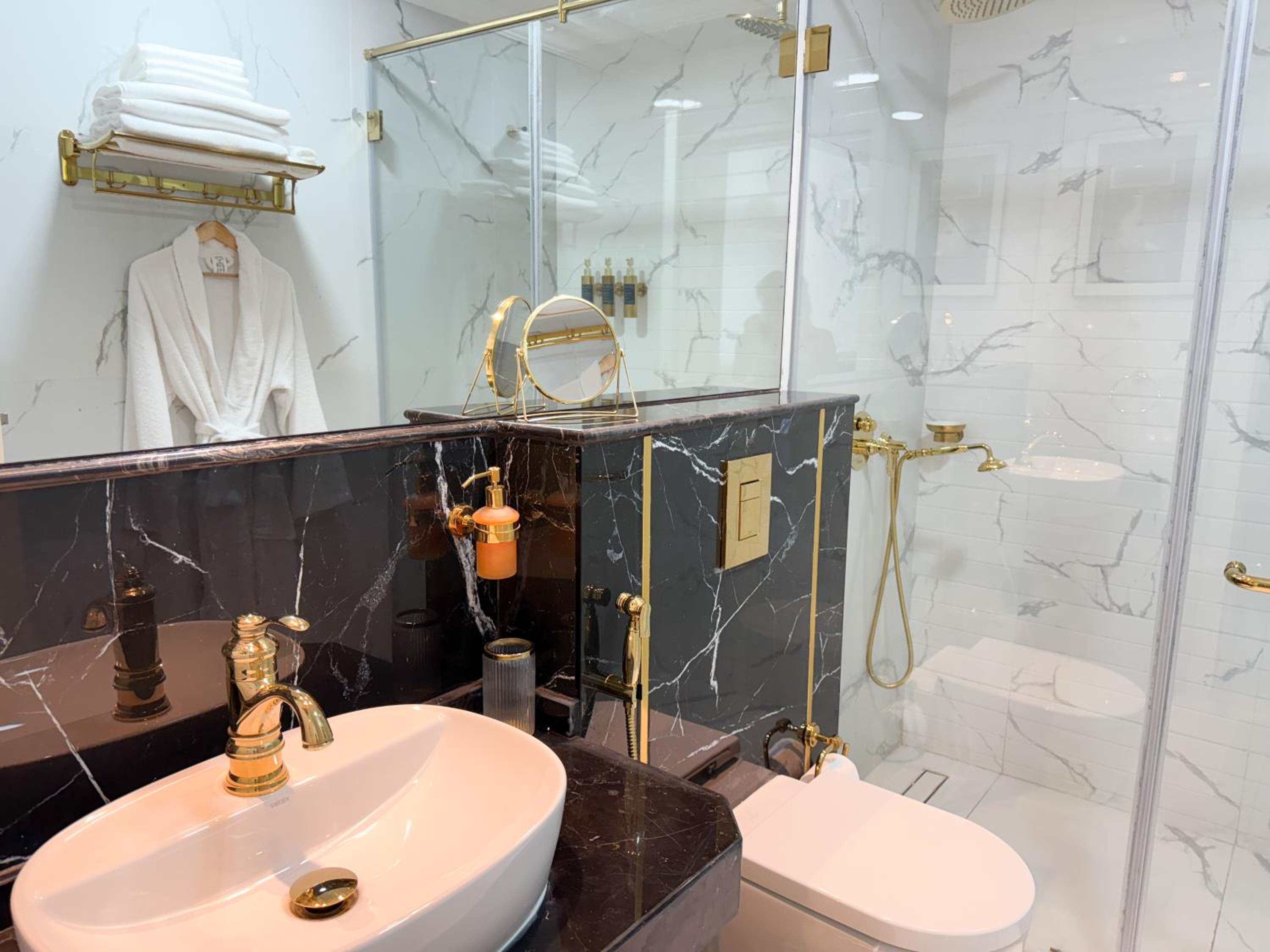 1BR Lagoon View Luxury Spa Retreat near Miracle Garden