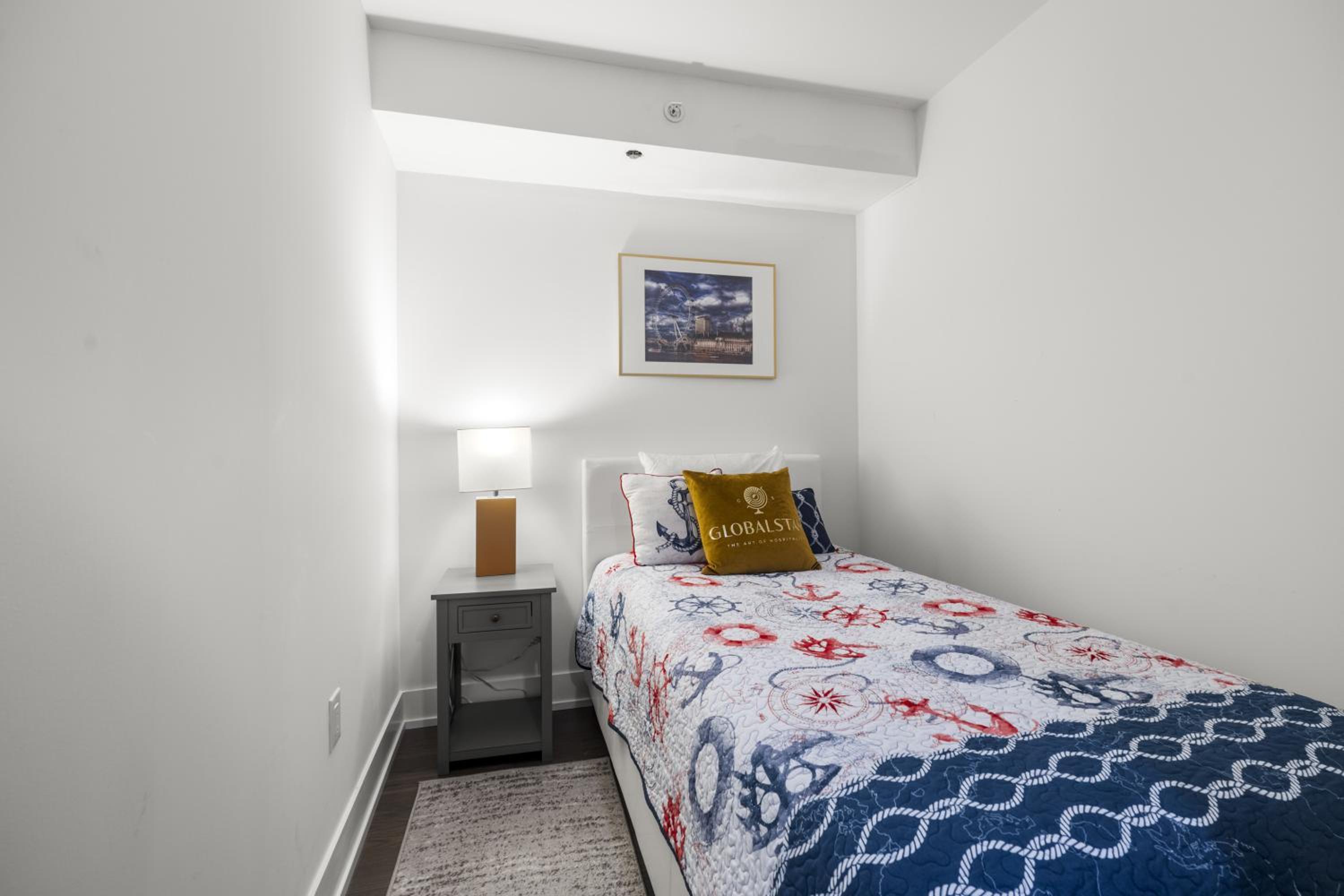 Modern 1Bd & Den in Downtown Toronto
