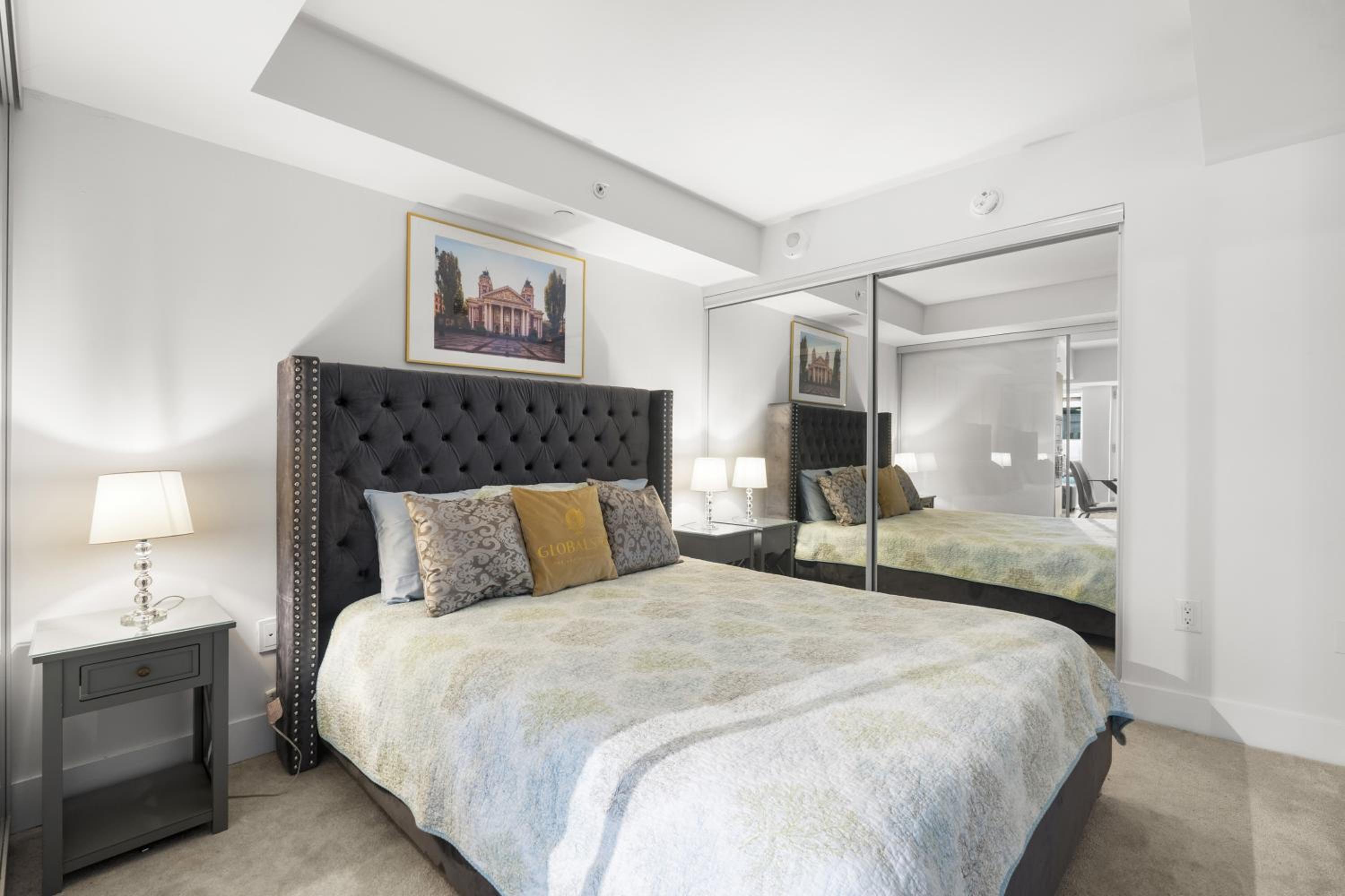 Modern 1Bd & Den in Downtown Toronto