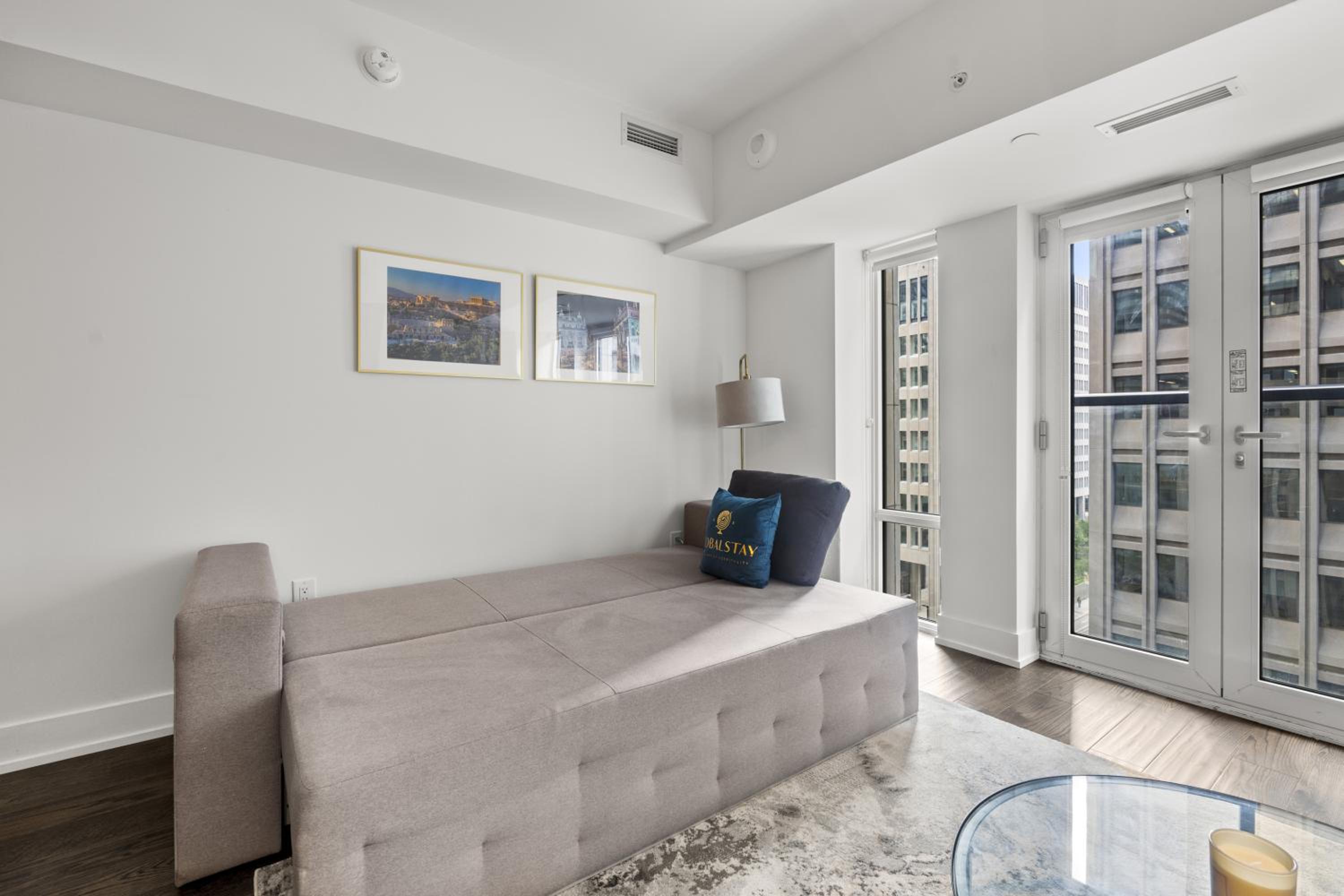 Modern 1Bd & Den in Downtown Toronto
