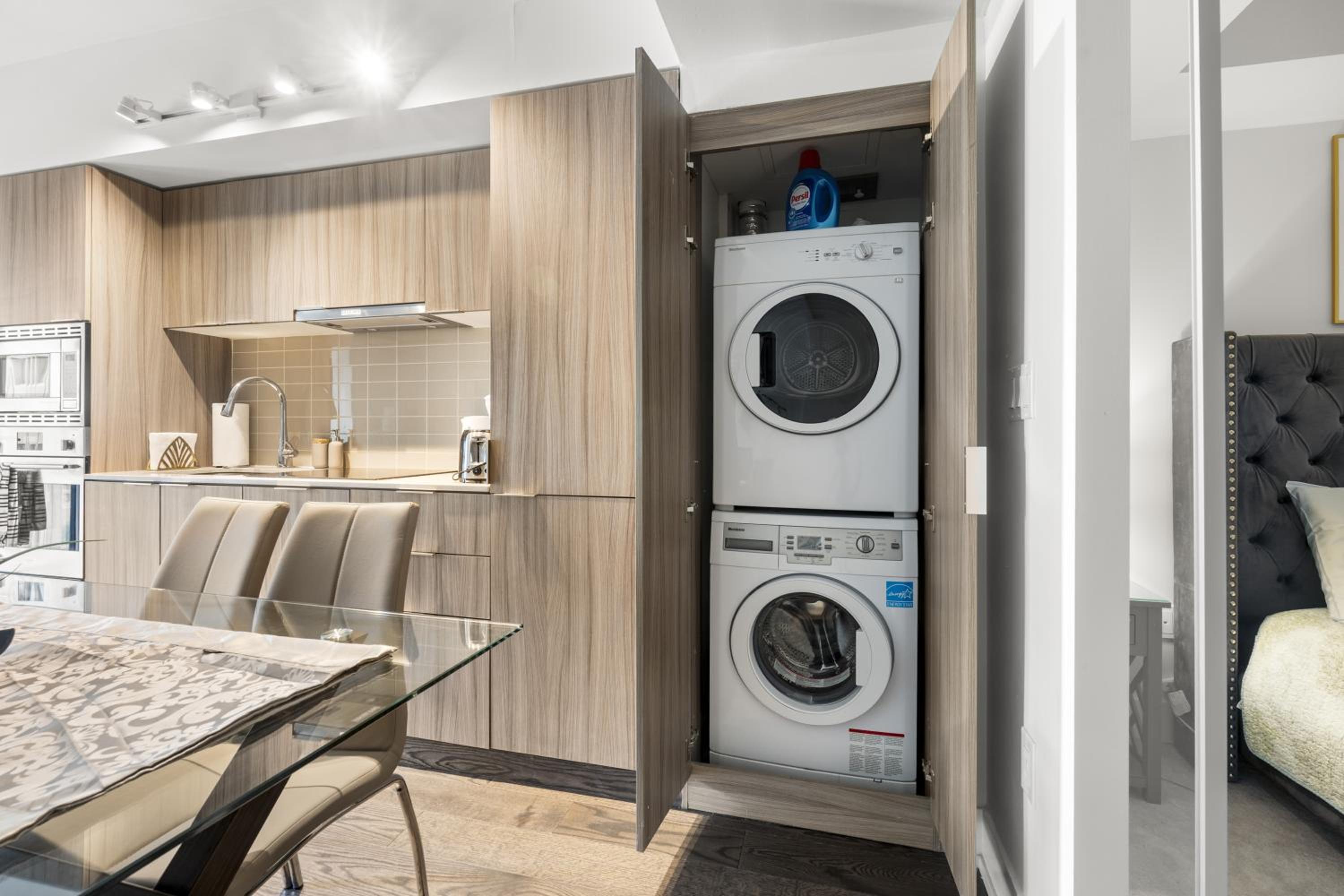 Modern 1Bd & Den in Downtown Toronto