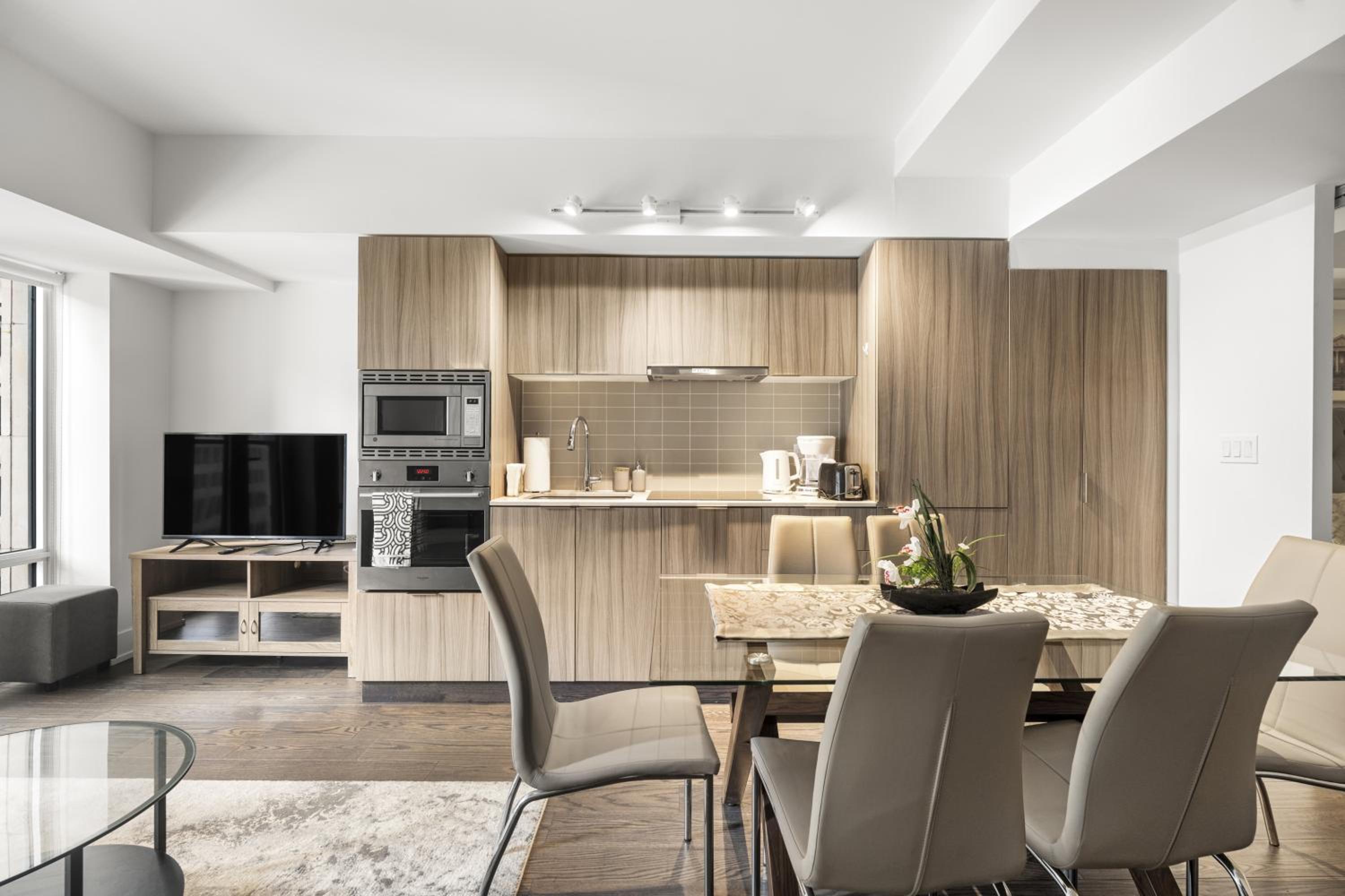Modern 1Bd & Den in Downtown Toronto