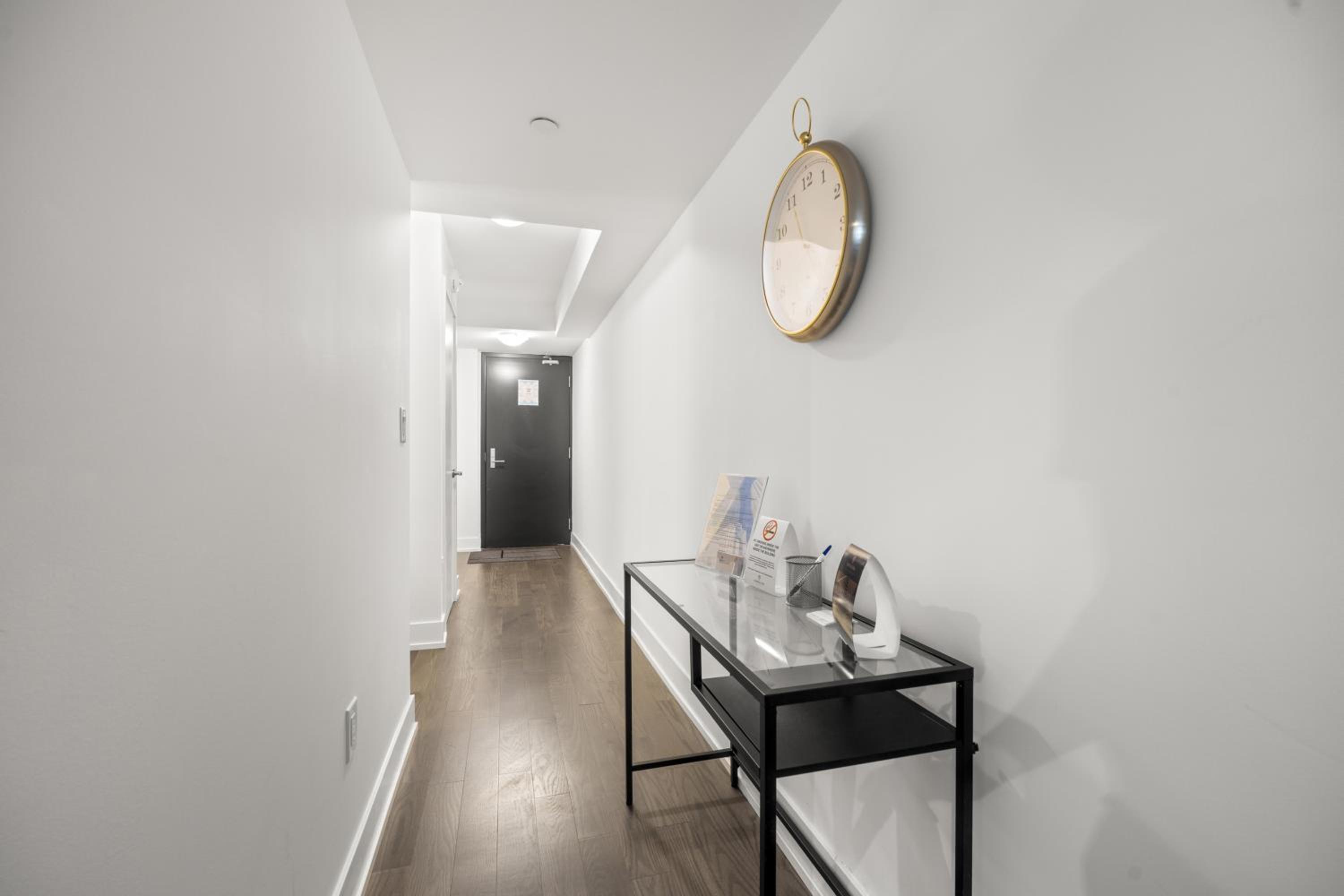 Modern 1Bd & Den in Downtown Toronto