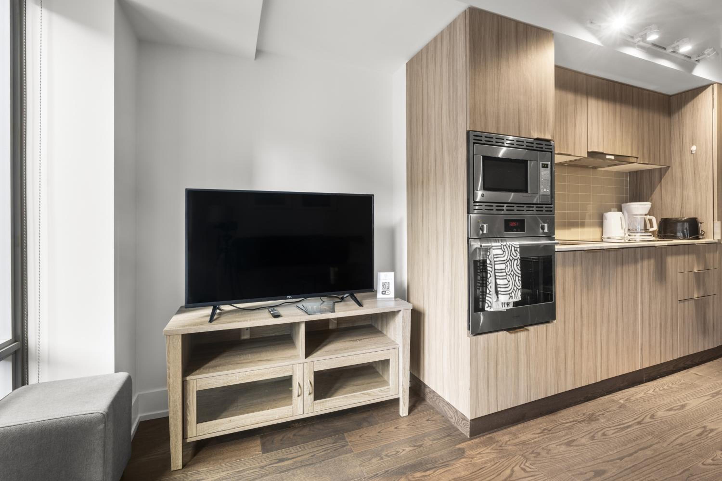 Modern 1Bd & Den in Downtown Toronto