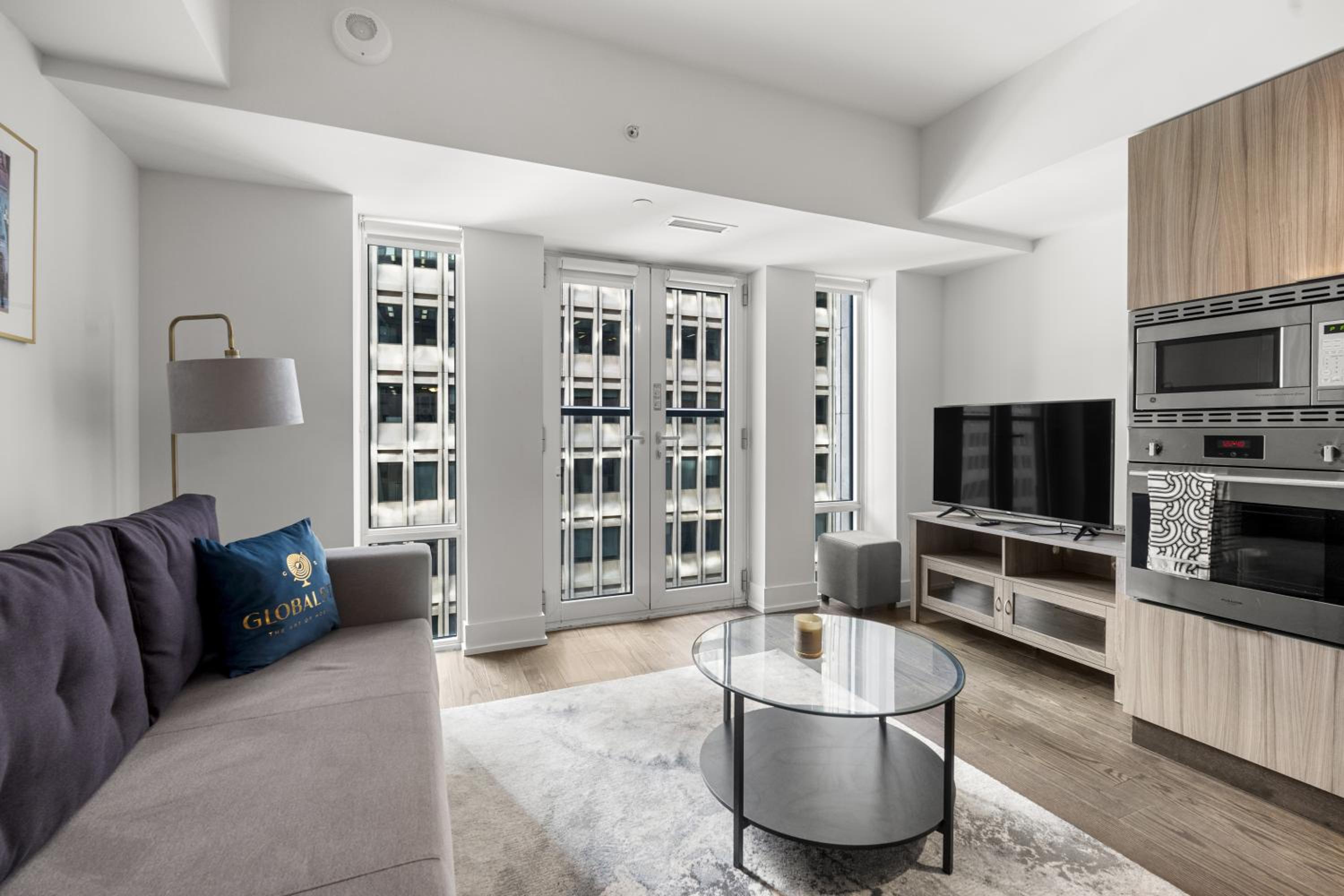 Modern 1Bd & Den in Downtown Toronto