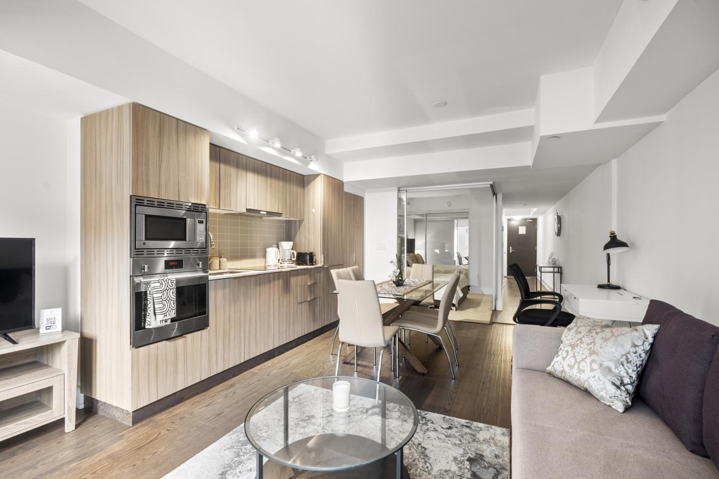 Modern 1Bd & Den in Downtown Toronto