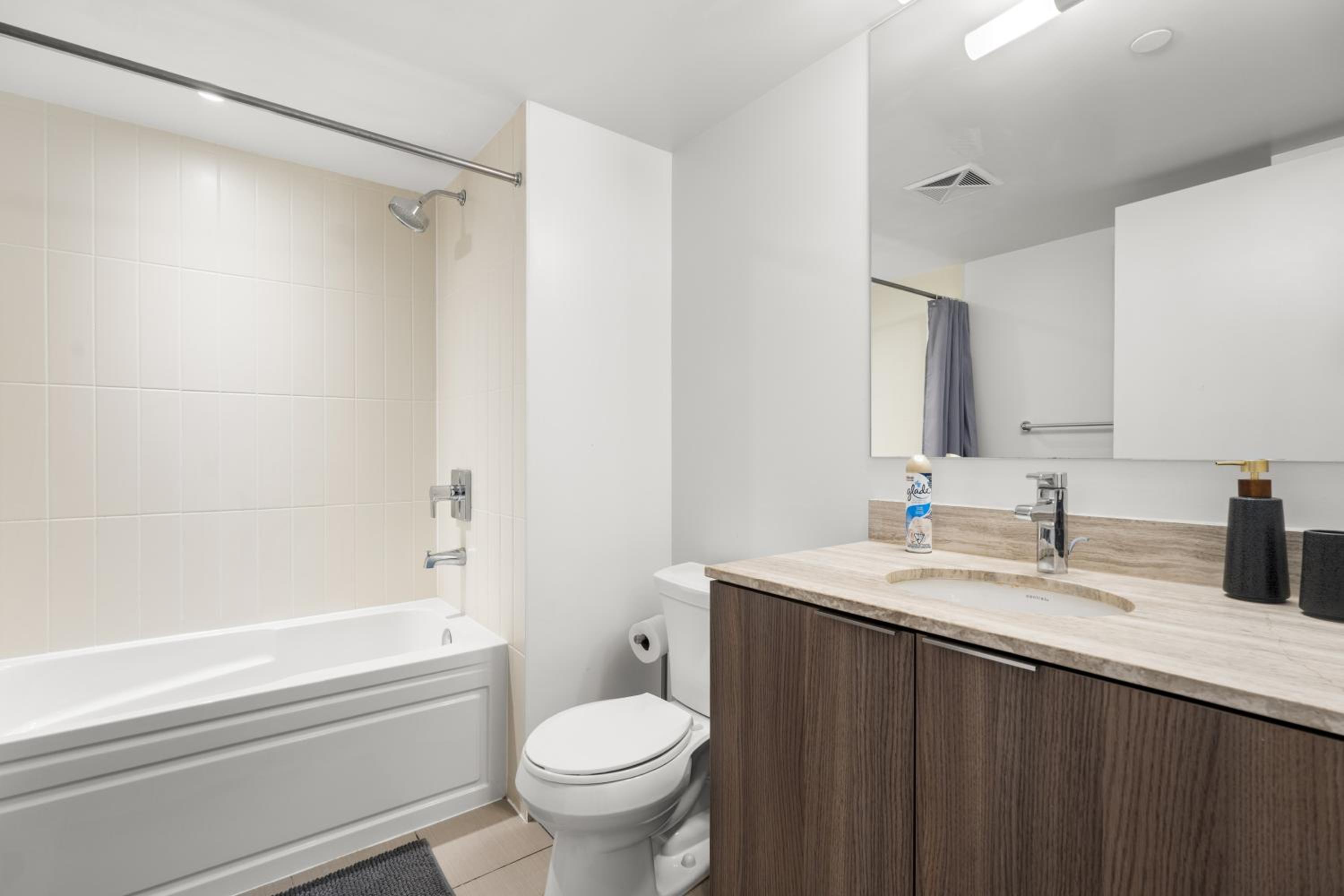 Modern 1Bd & Den in Downtown Toronto