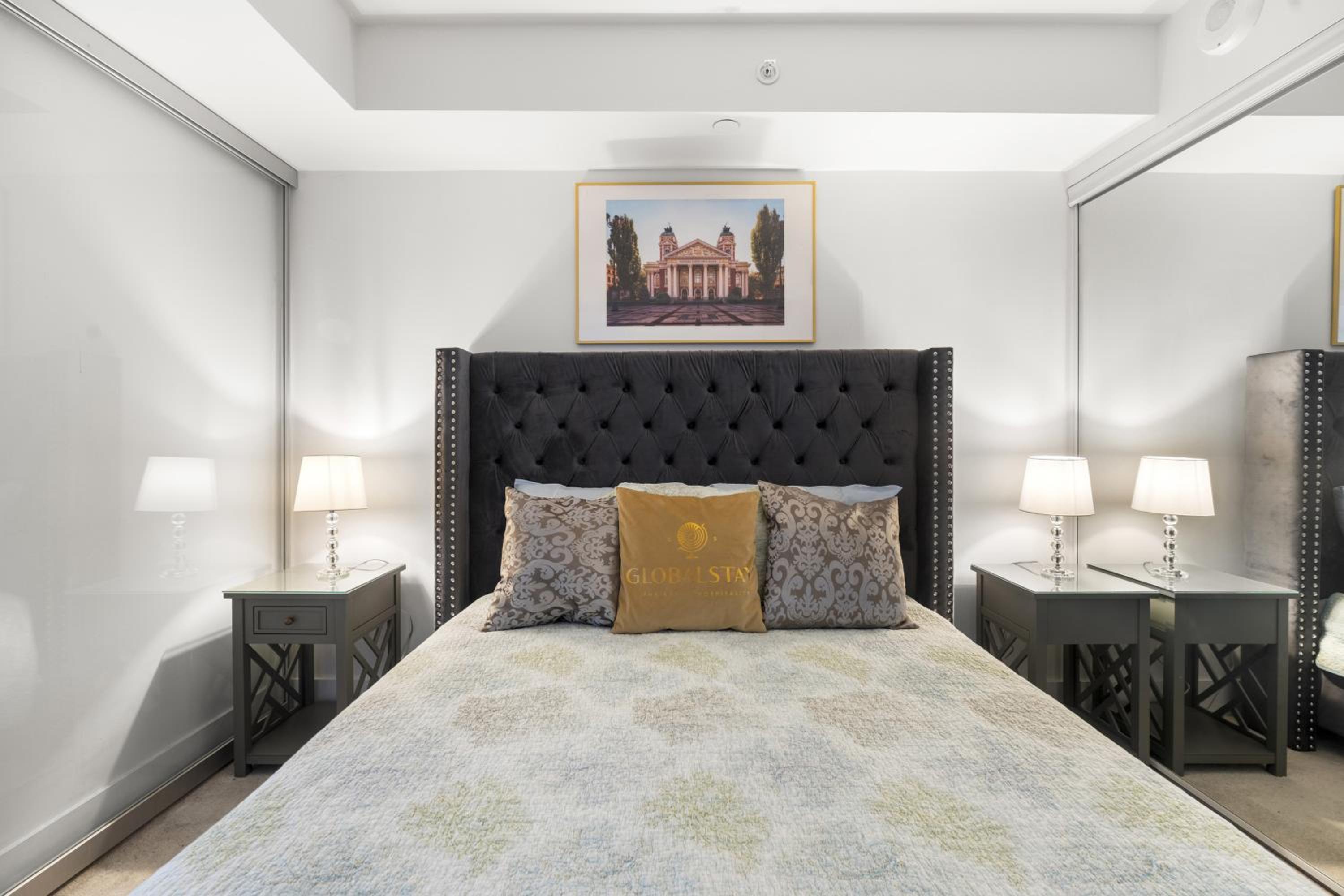 Modern 1Bd & Den in Downtown Toronto