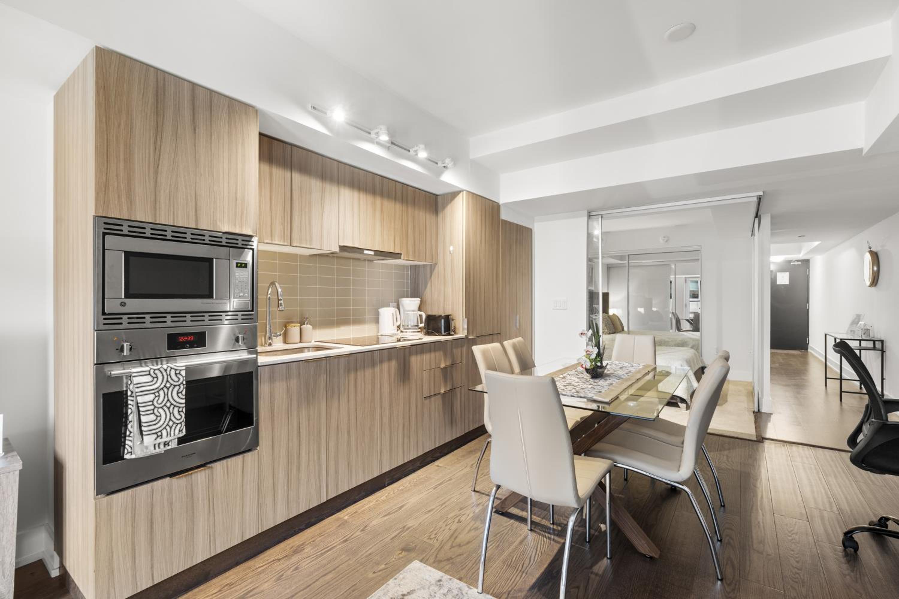 Modern 1Bd & Den in Downtown Toronto