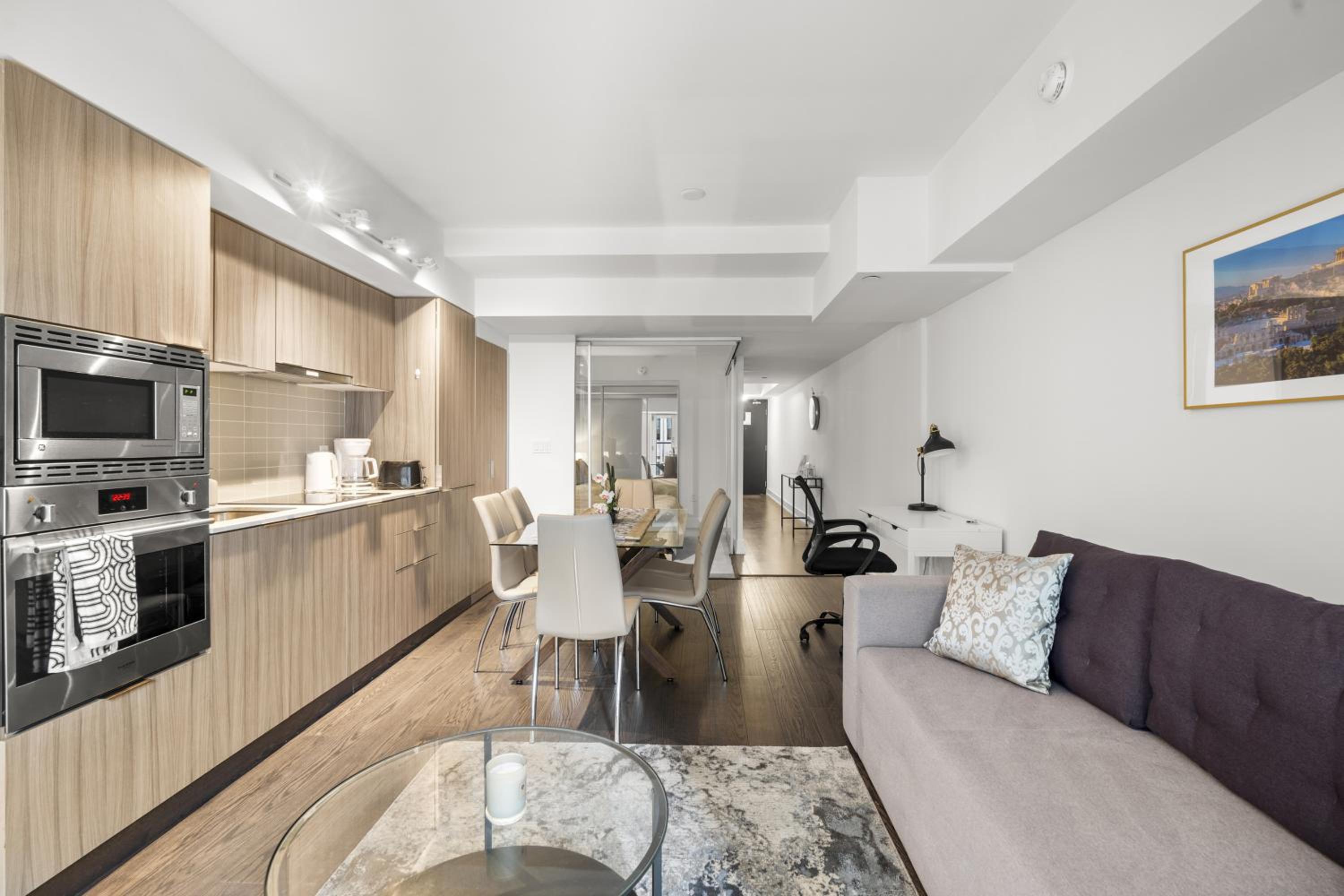 Modern 1Bd & Den in Downtown Toronto