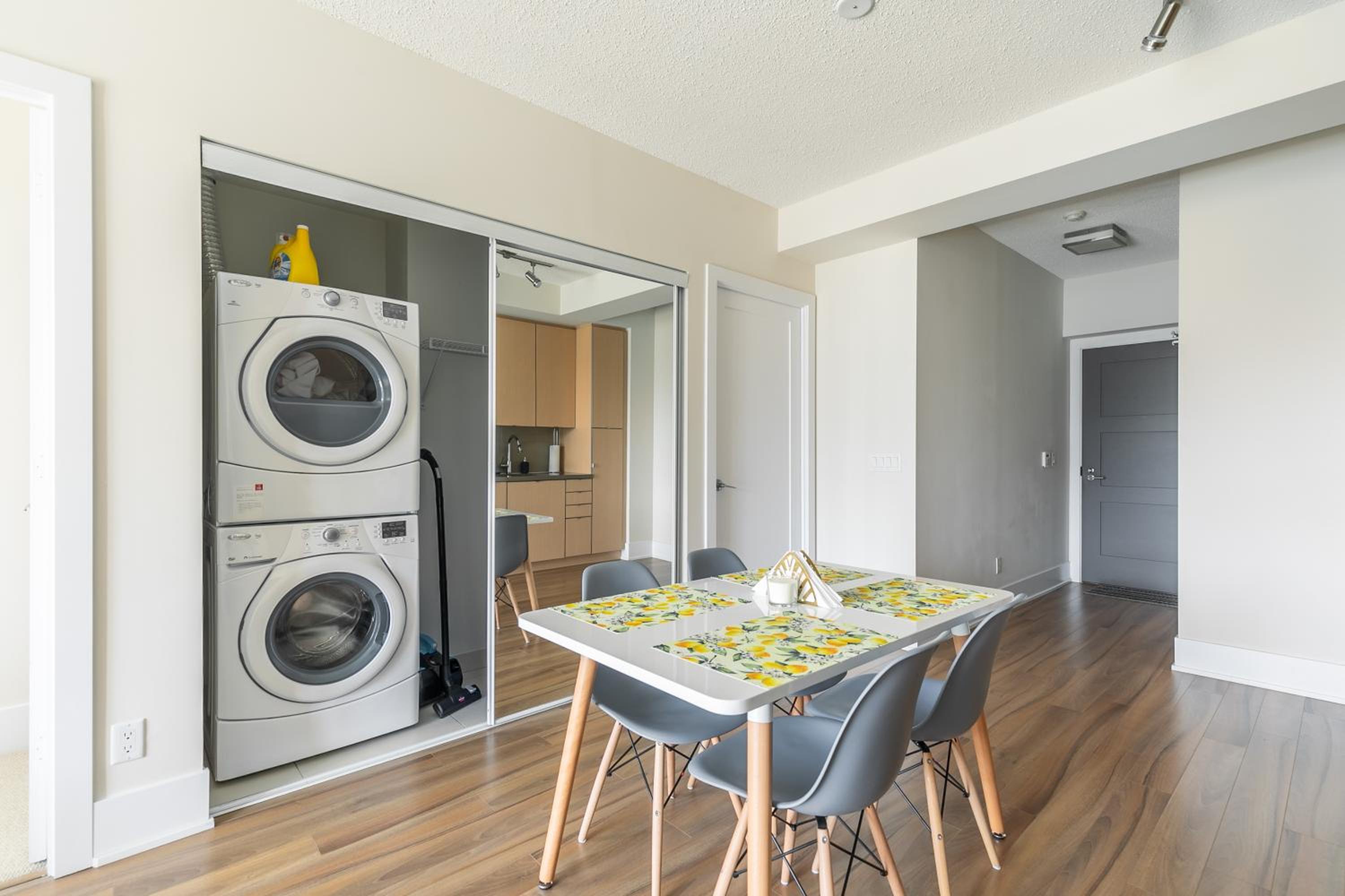 Paradise Birds 1 Bedroom in Downtown