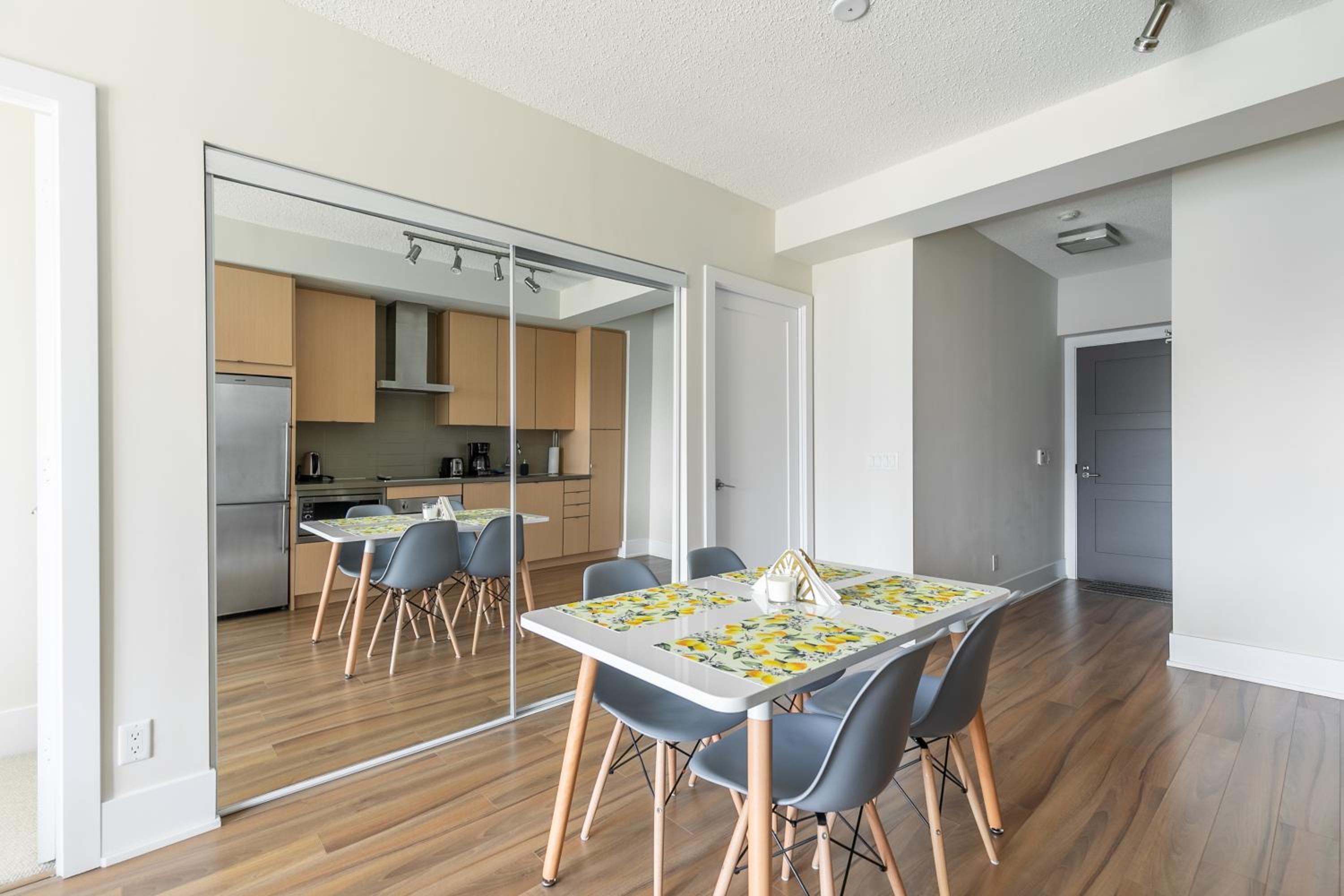 Paradise Birds 1 Bedroom in Downtown
