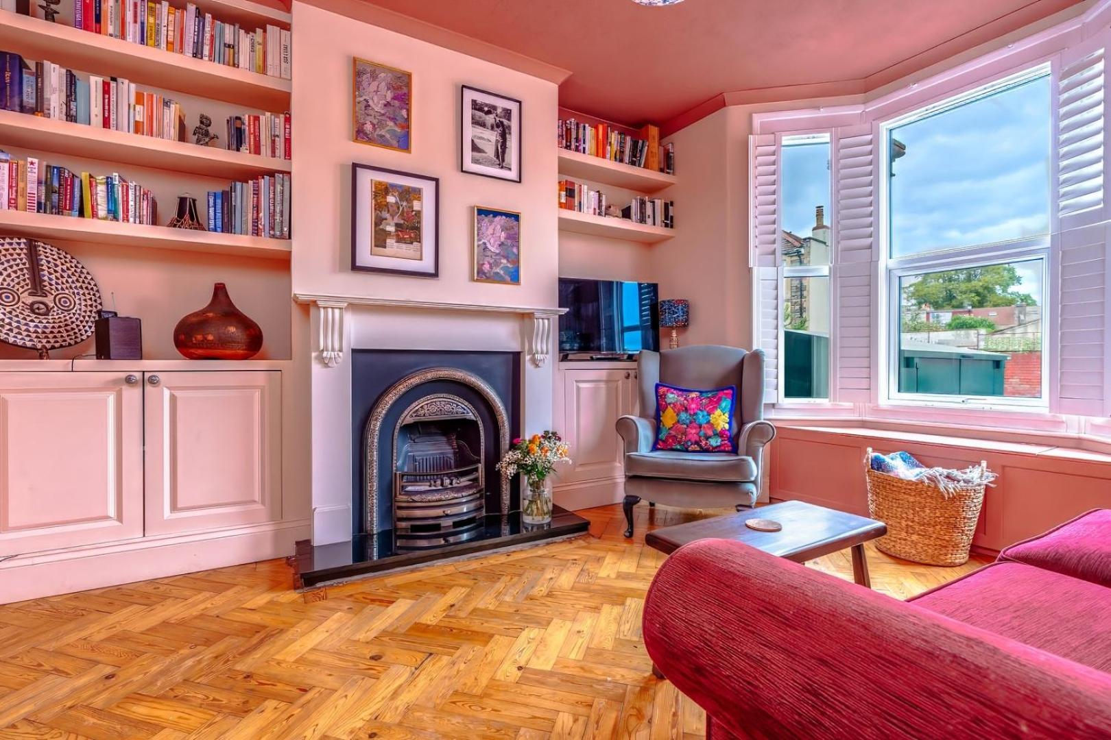 Family Home by Victoria Park with Garden
