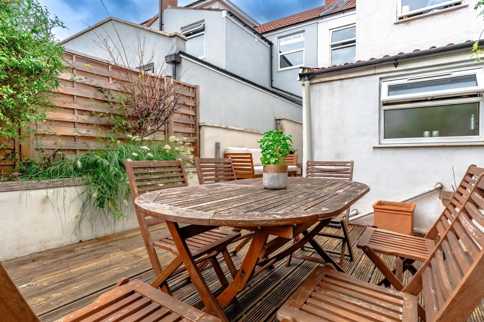 Family Home by Victoria Park with Garden