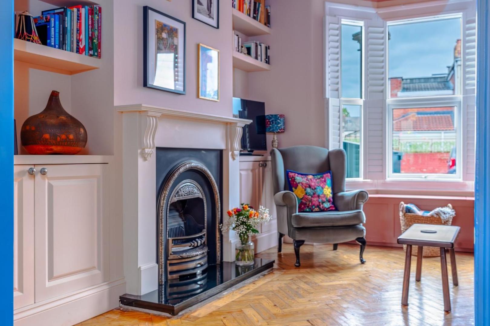 Family Home by Victoria Park with Garden