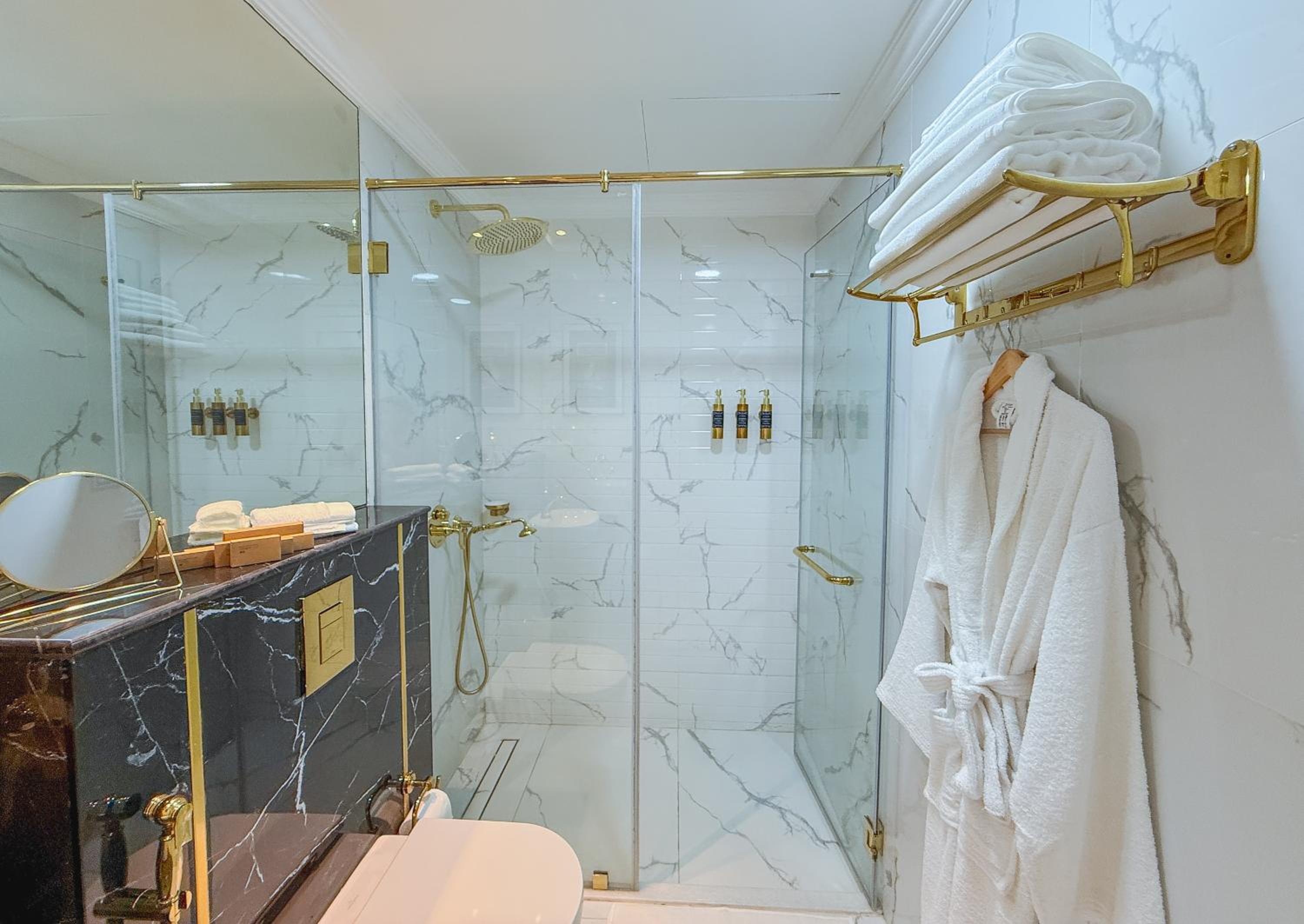 1BR Lagoon View Luxury Spa Retreat near Miracle Garden