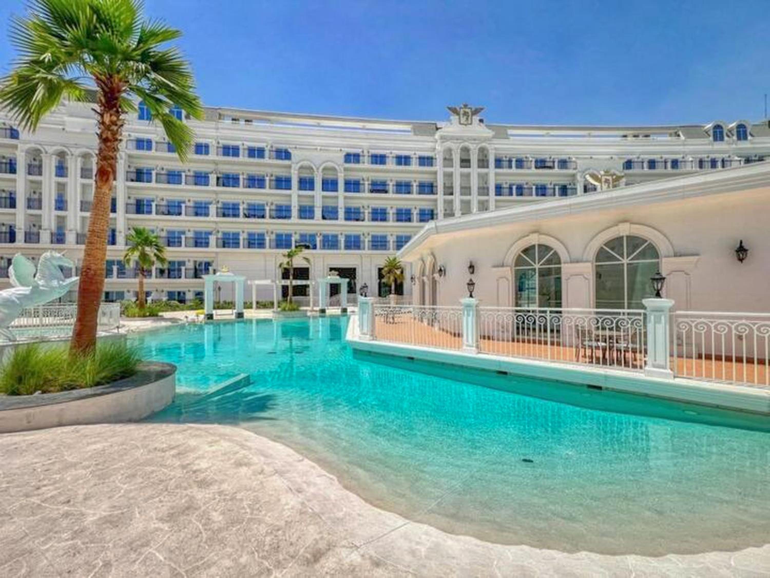 1BR Lagoon View Luxury Spa Retreat near Miracle Garden