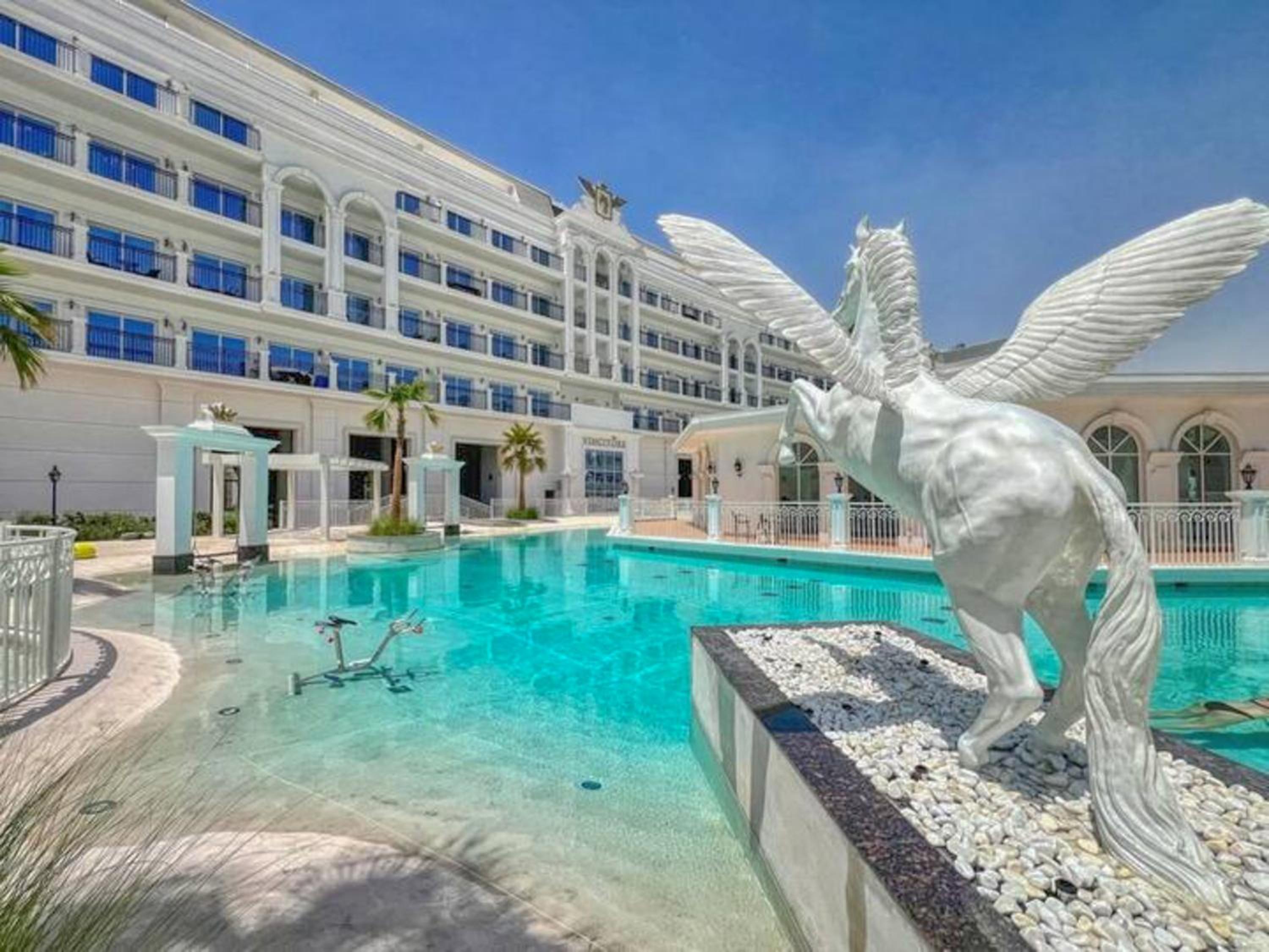 1BR Lagoon View Luxury Spa Retreat near Miracle Garden