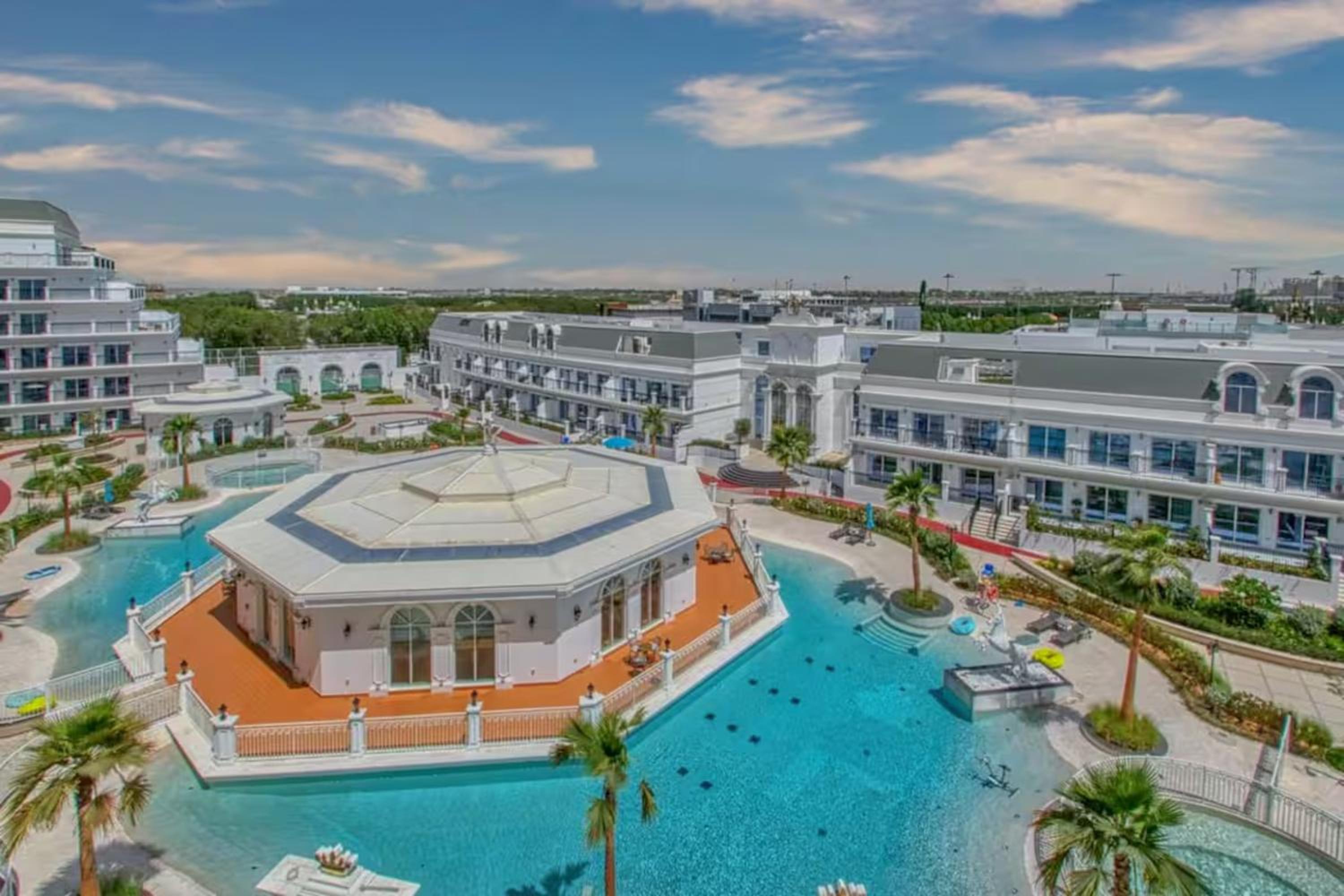1BR Lagoon View Luxury Spa Retreat near Miracle Garden