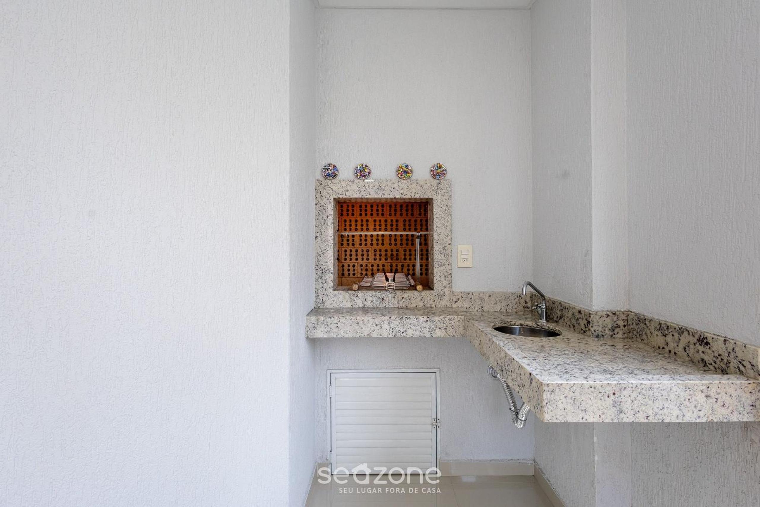 Apart with barbecue 550m from the Beach RAA0301