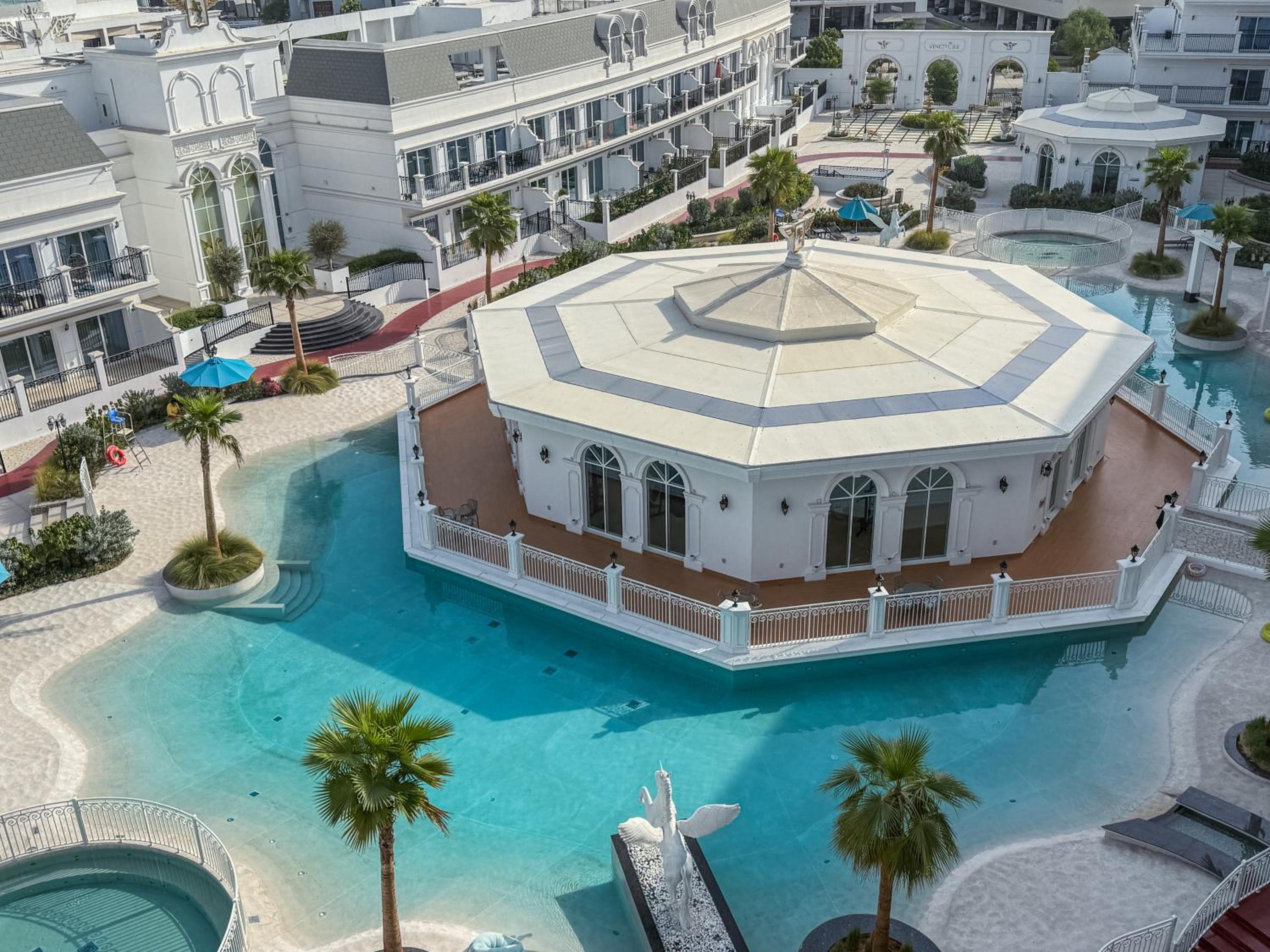1BR Lagoon View Luxury Spa Retreat near Miracle Garden
