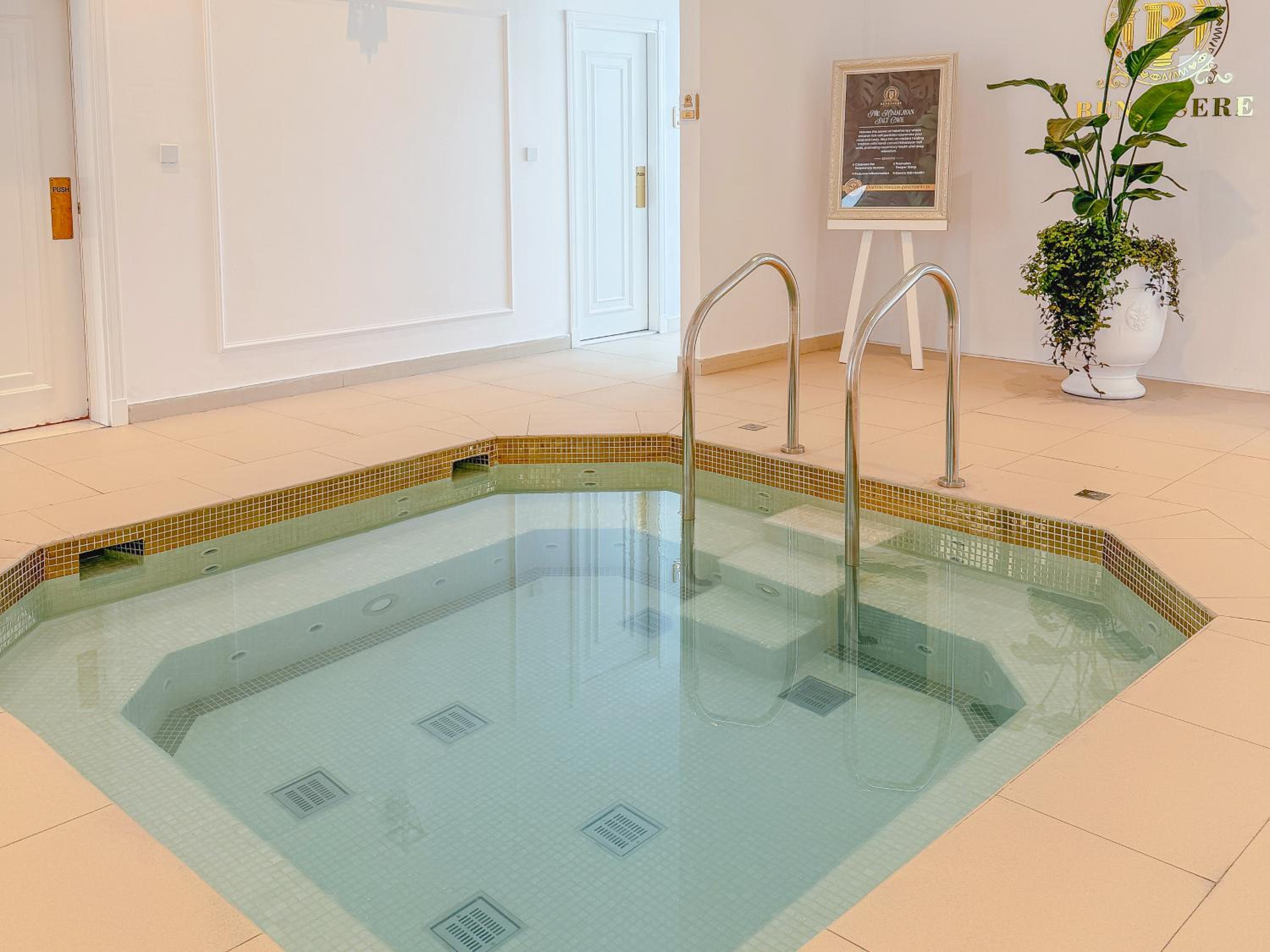 1BR Lagoon View Luxury Spa Retreat near Miracle Garden