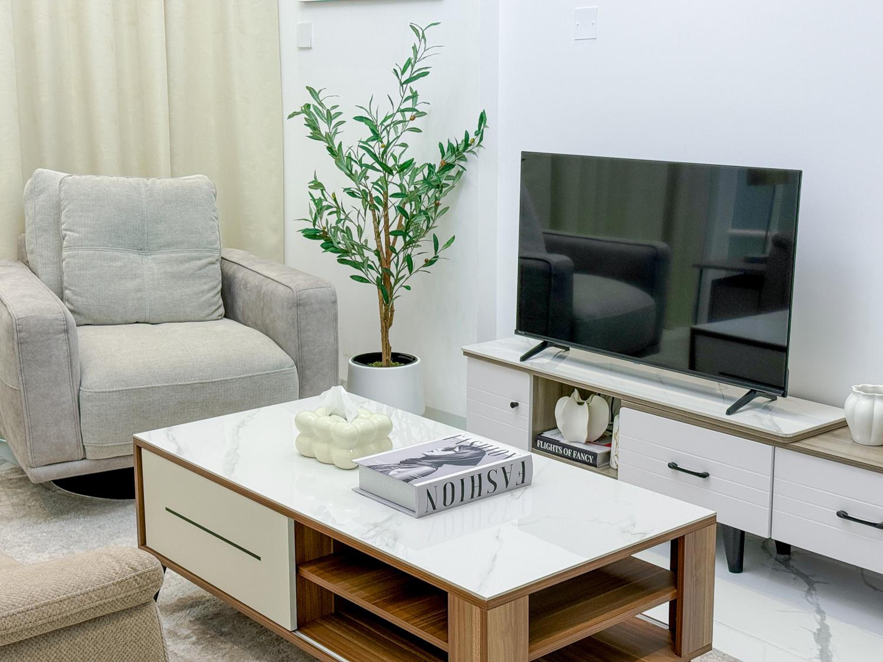 1BR Lagoon View Luxury Spa Retreat near Miracle Garden
