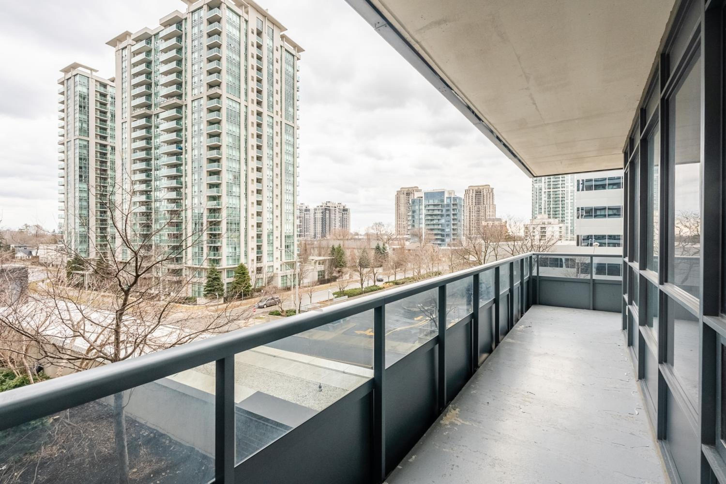 Stylish 2 BR & Den 2BA with Free Parking