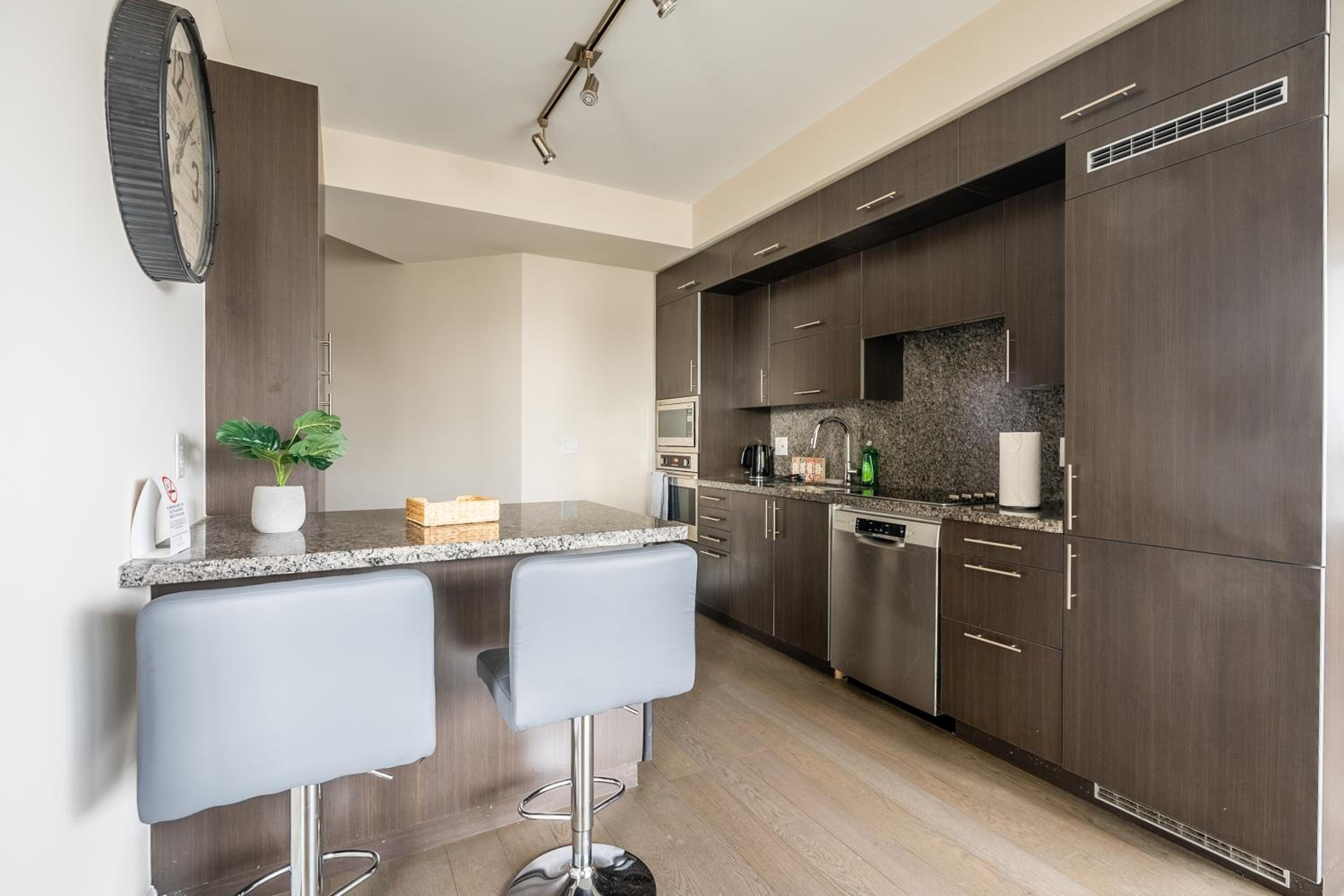 Stylish 2 BR & Den 2BA with Free Parking