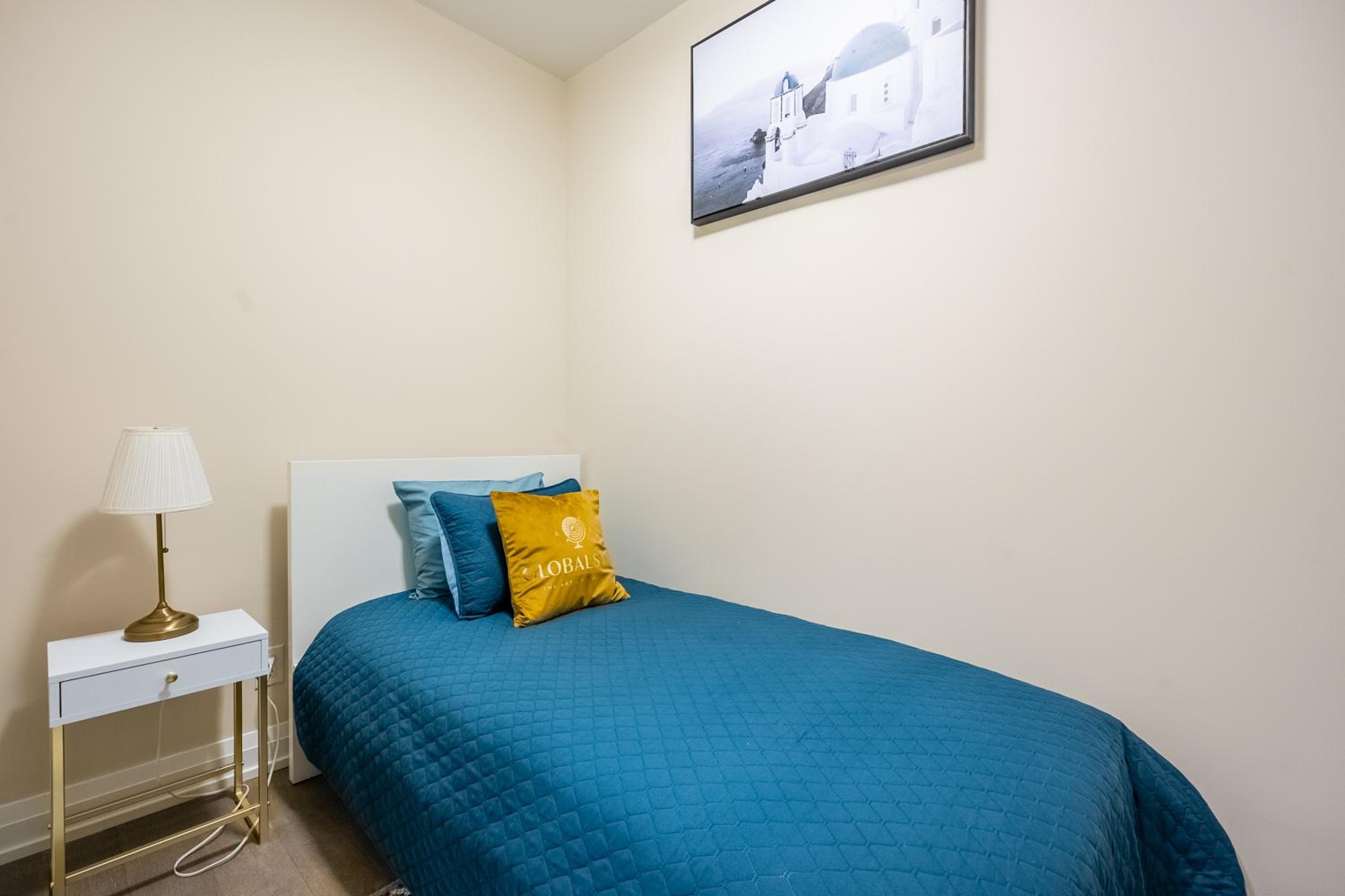 Stylish 2 BR & Den 2BA with Free Parking